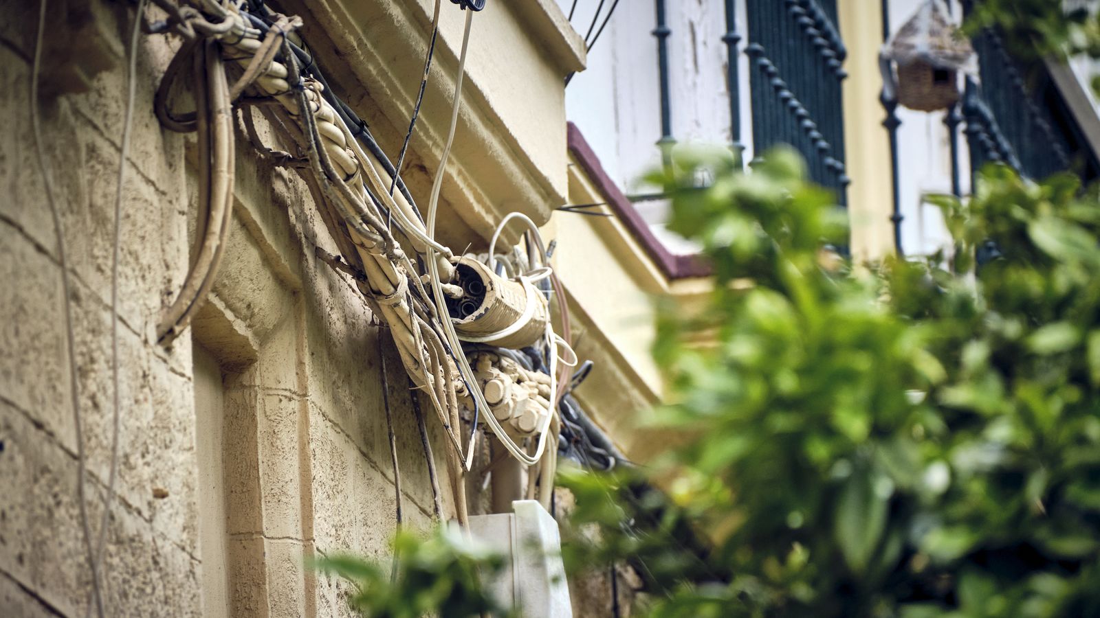 Cables cubriendo una fachada de Cádiz.