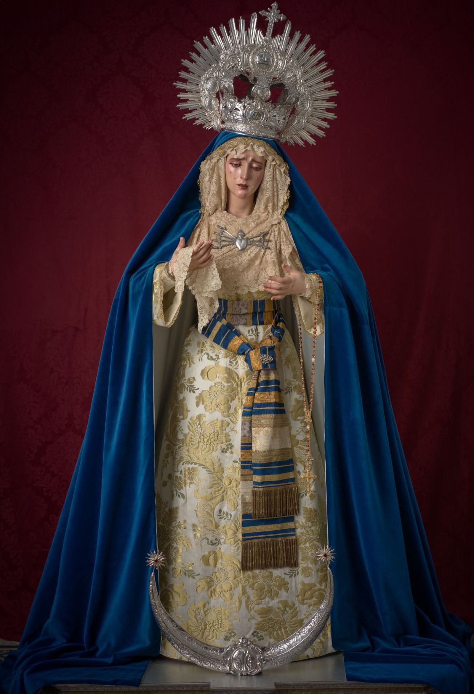 Fotografía de cuerpo entero de la nueva imagen de Aguado