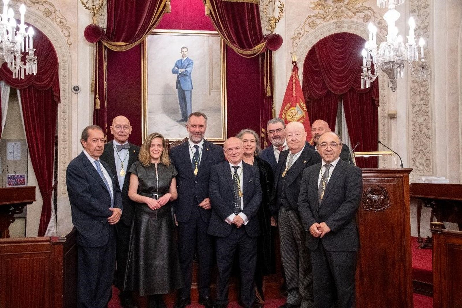 La concejala de Cultura, Maite González García-Negrotto, con los académicos durante la sesión en el Salón de Plenos del Ayuntamiento de Cádiz.