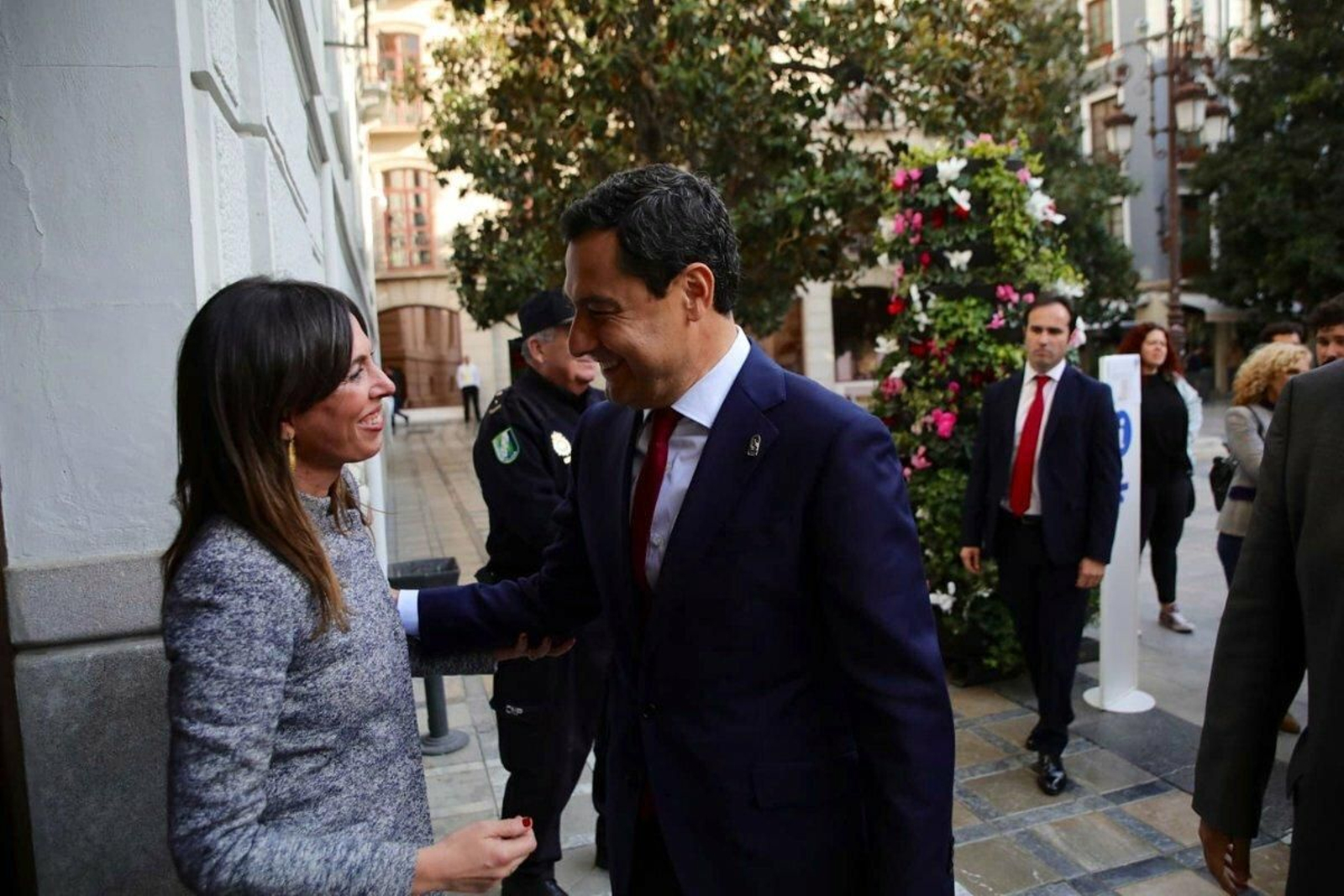 Rocío Díaz conversa con el presidente de la Junta, Juanma Moreno, durante la visita del lunes al ayuntamiento.