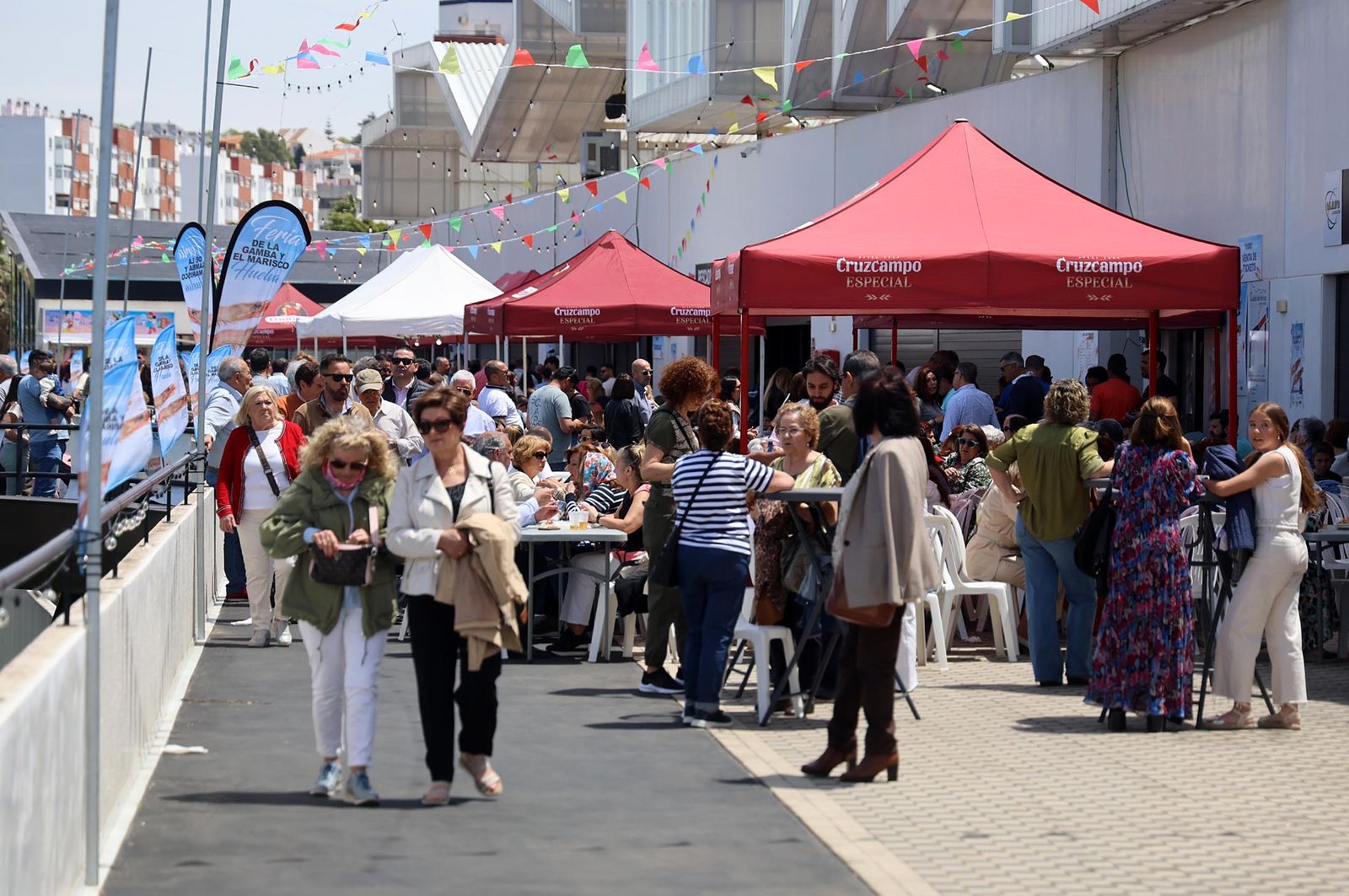 Imágenes del ambiente en la Feria de la Gamba y el Marisco de Huelva