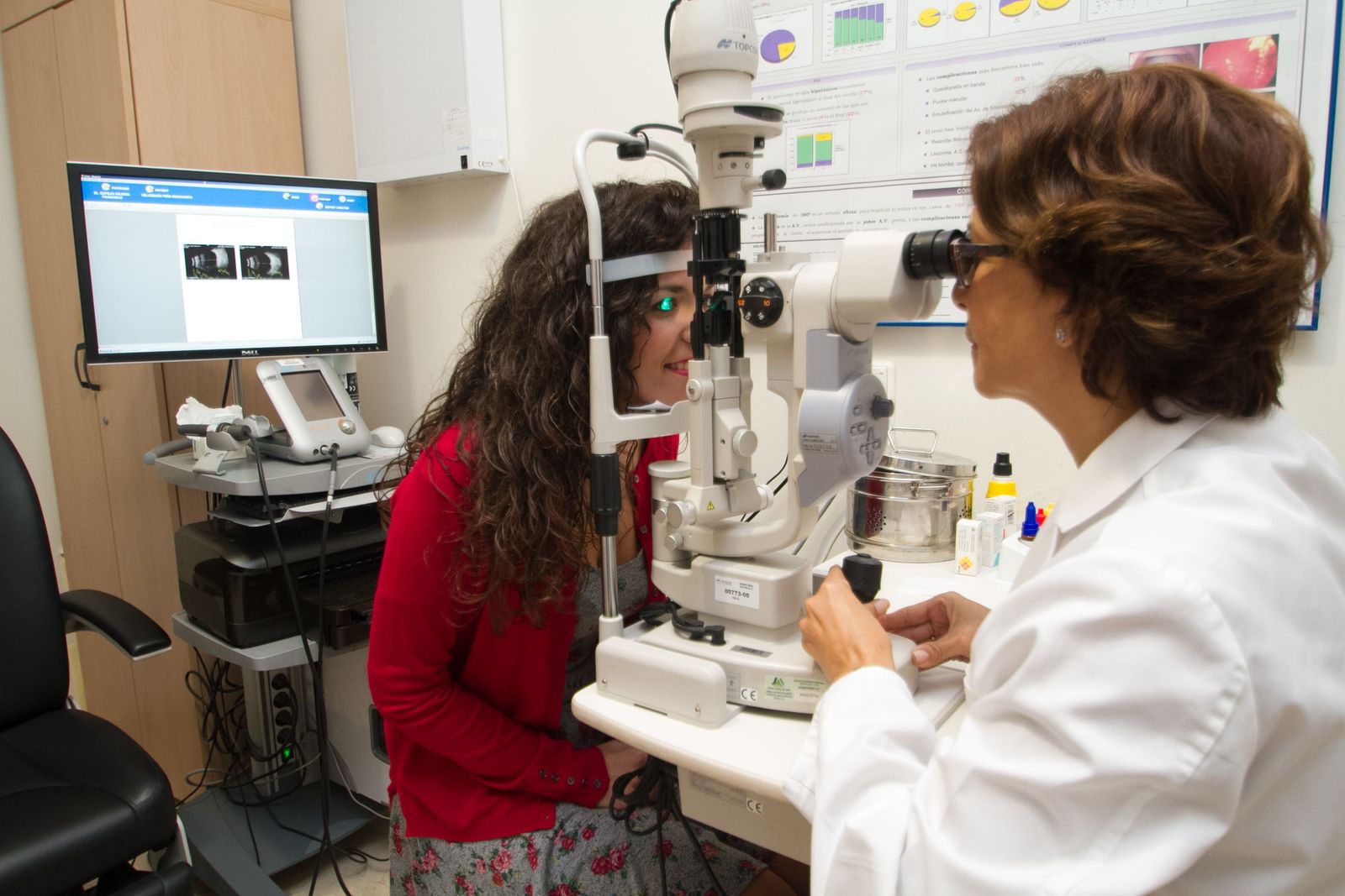 Una paciente en una revisión oftalmológica.