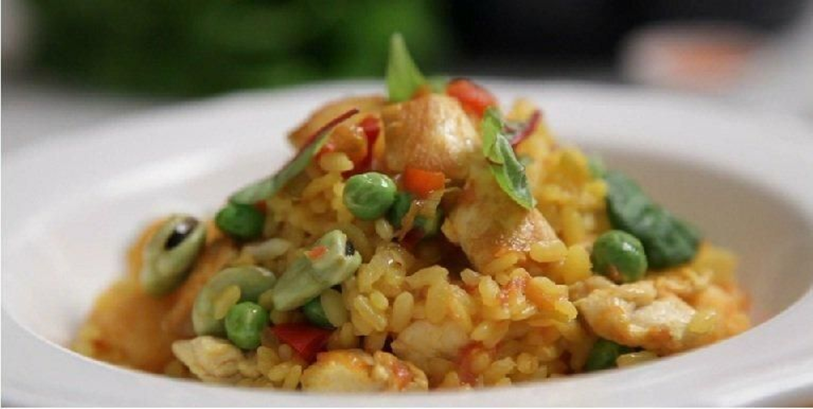 Receta de arroz de la huerta con pollo de corral.