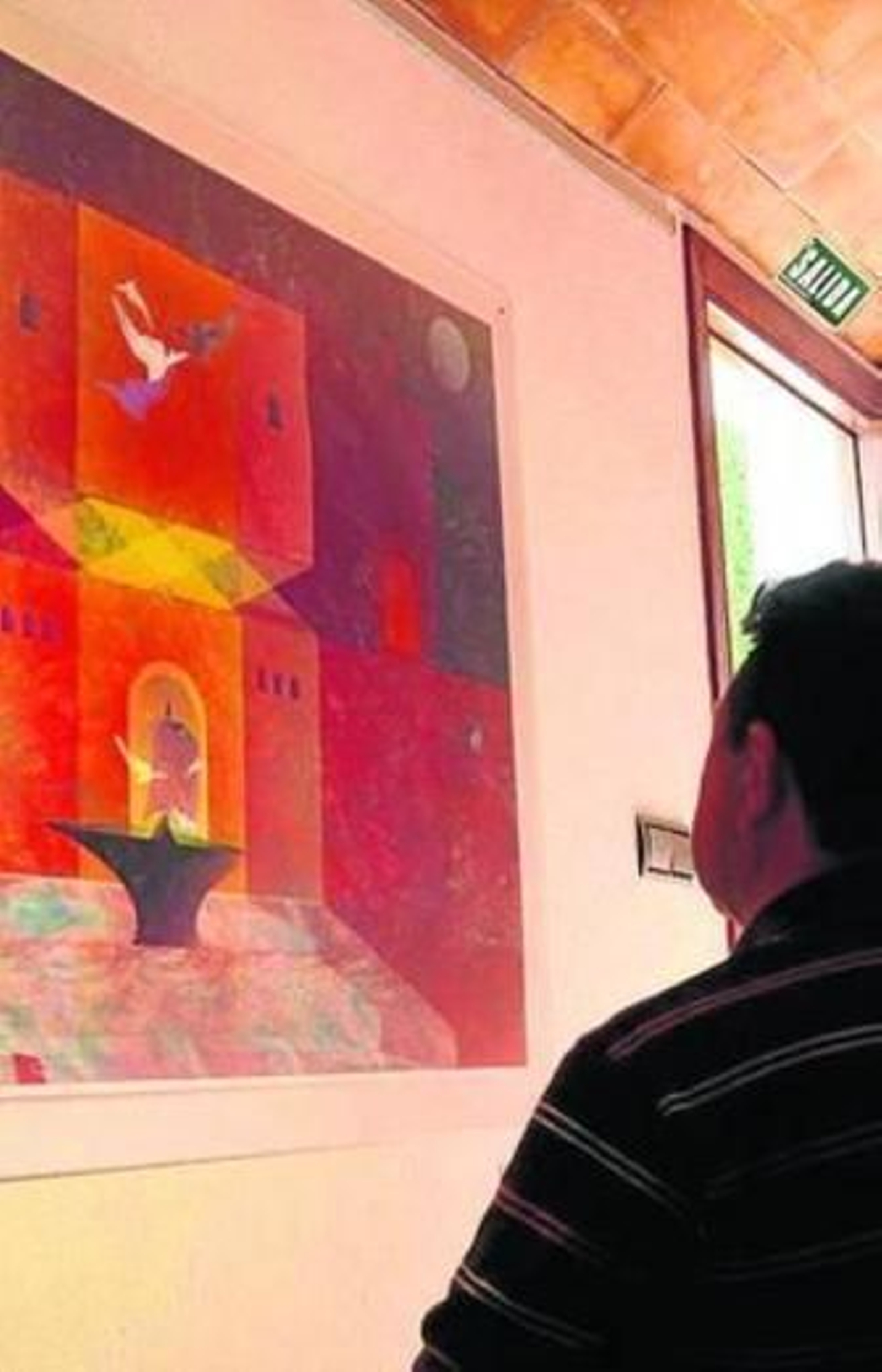 1. El pintor granadino nos presenta una de las ilustraciones  de la exposición. 2. Visitante de la exposición observando los detalles andalusíes del cuadro. 3.  Retrato de Jorge Aguilera delante de una de sus obras. FOTOS: MARÍA DE LA CURZ