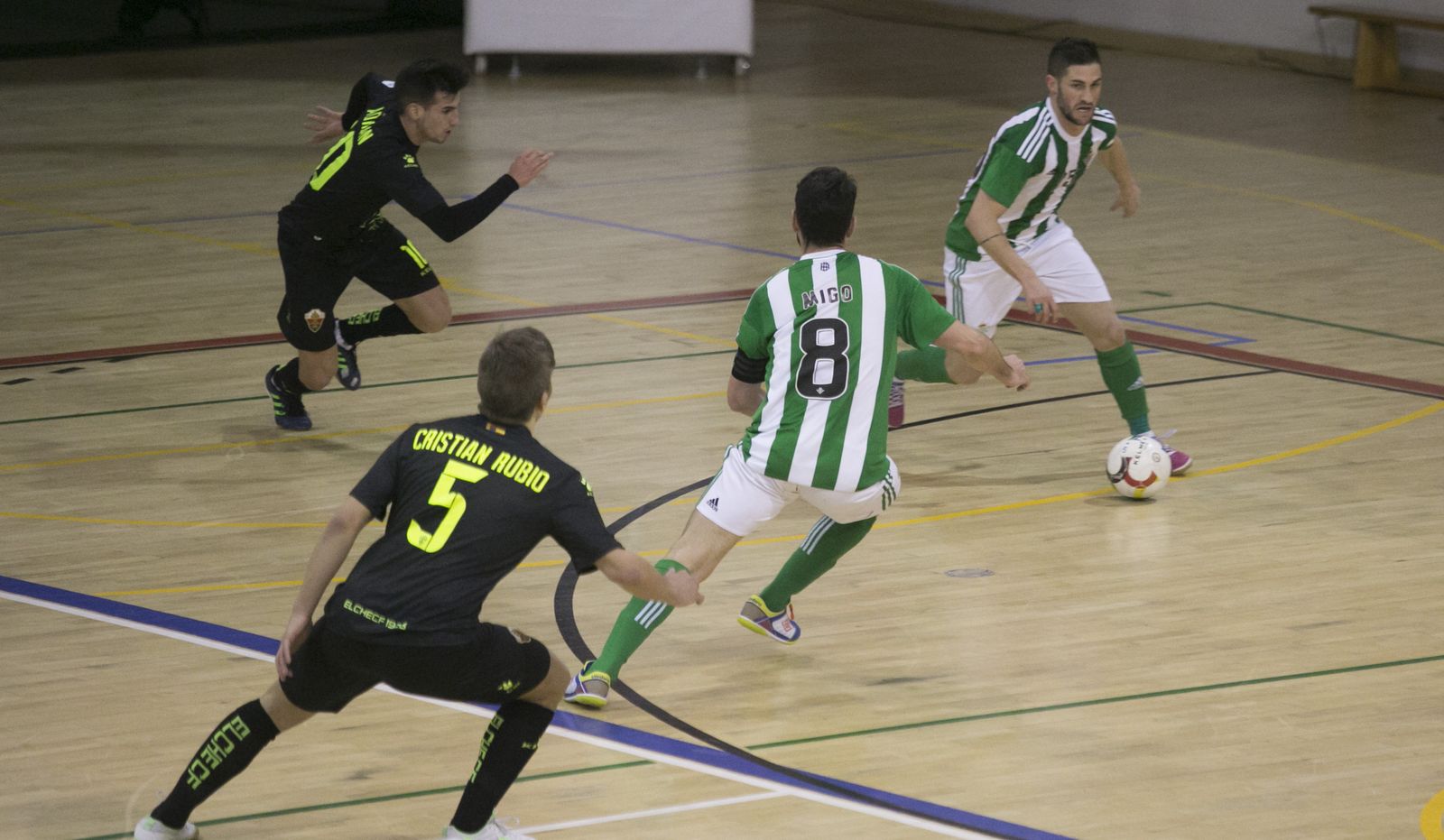 Rubén Cornejo conduce el balón cerca del área rival.