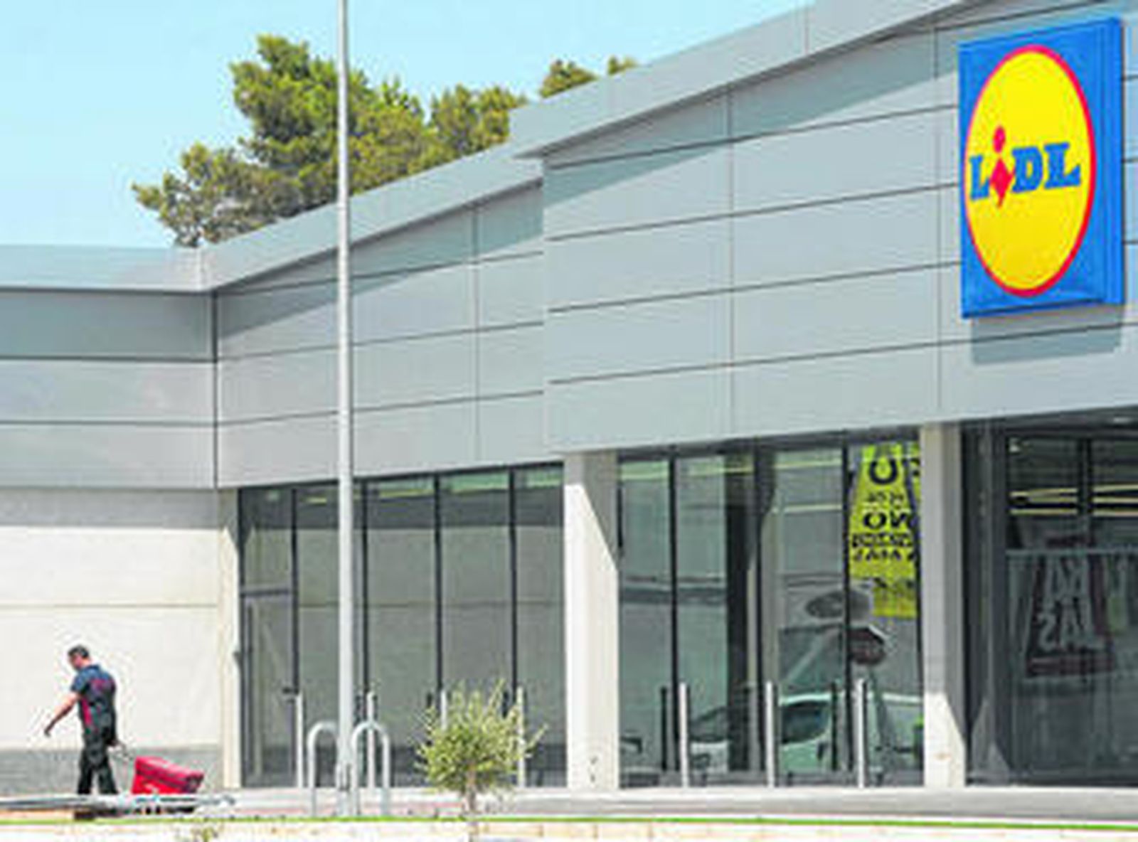 Vista del nuevo establecimiento comercial ubicado junto a la gasolinera Shell.