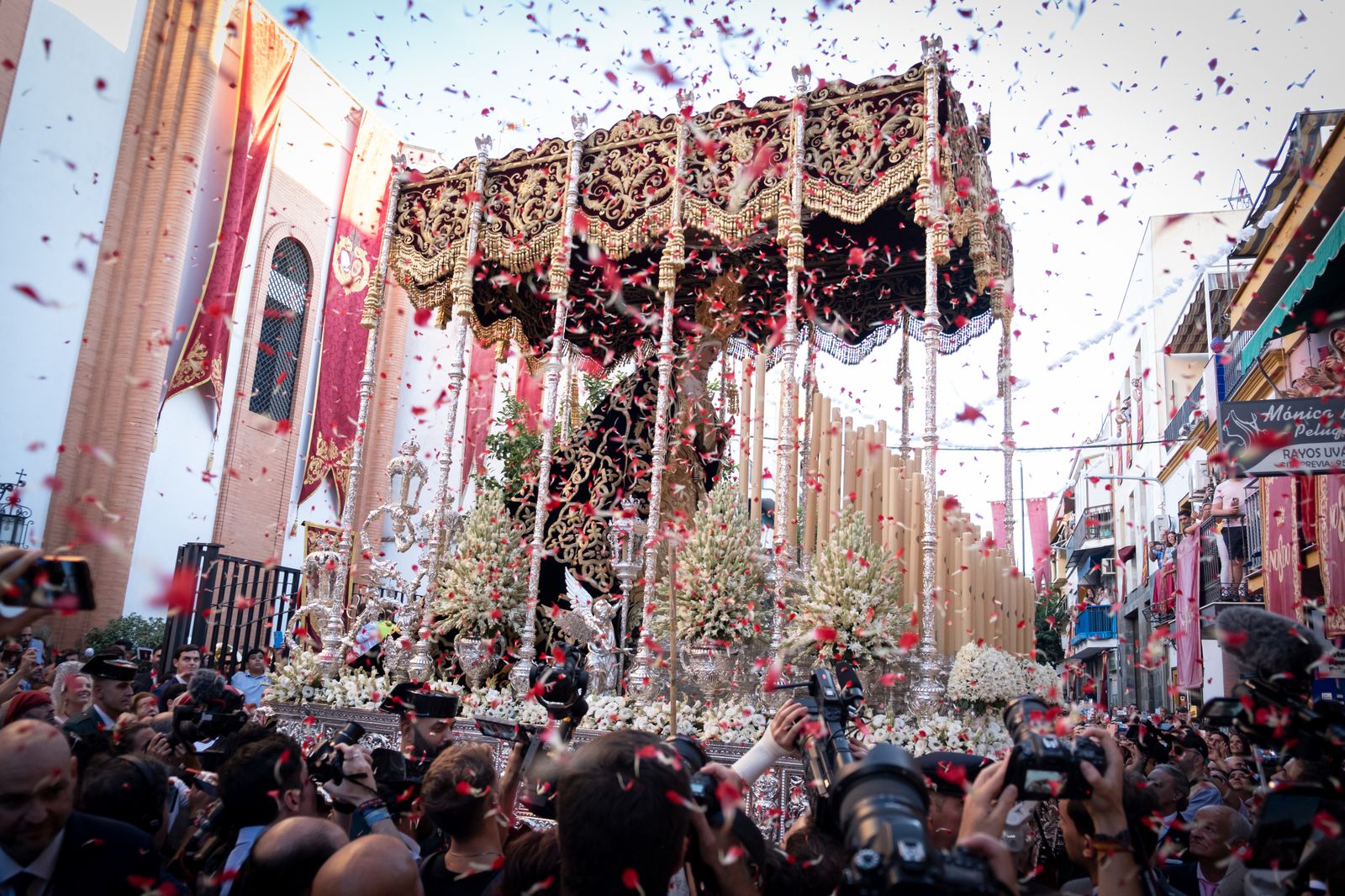 La procesión extraordinaria de la Virgen de los Dolores del Cerro del Águila, en imágenes