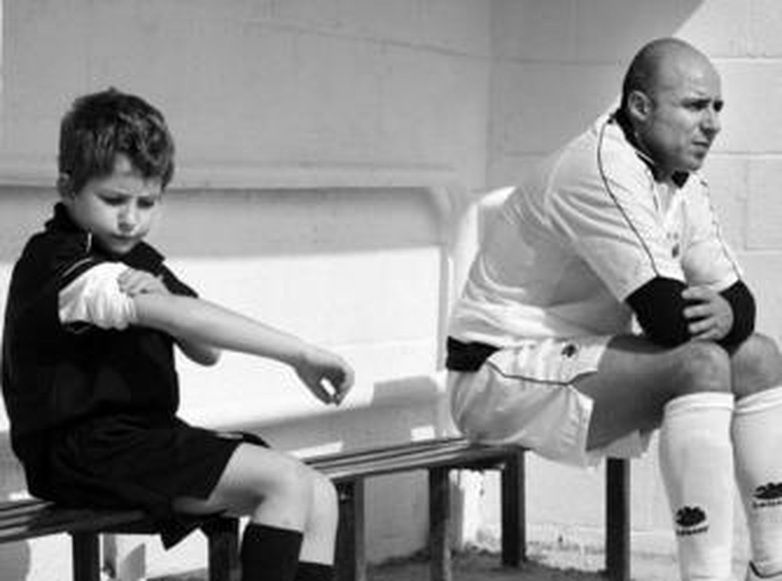 Un jugador de la alevín y un veterano del Calavera comparten banquillo