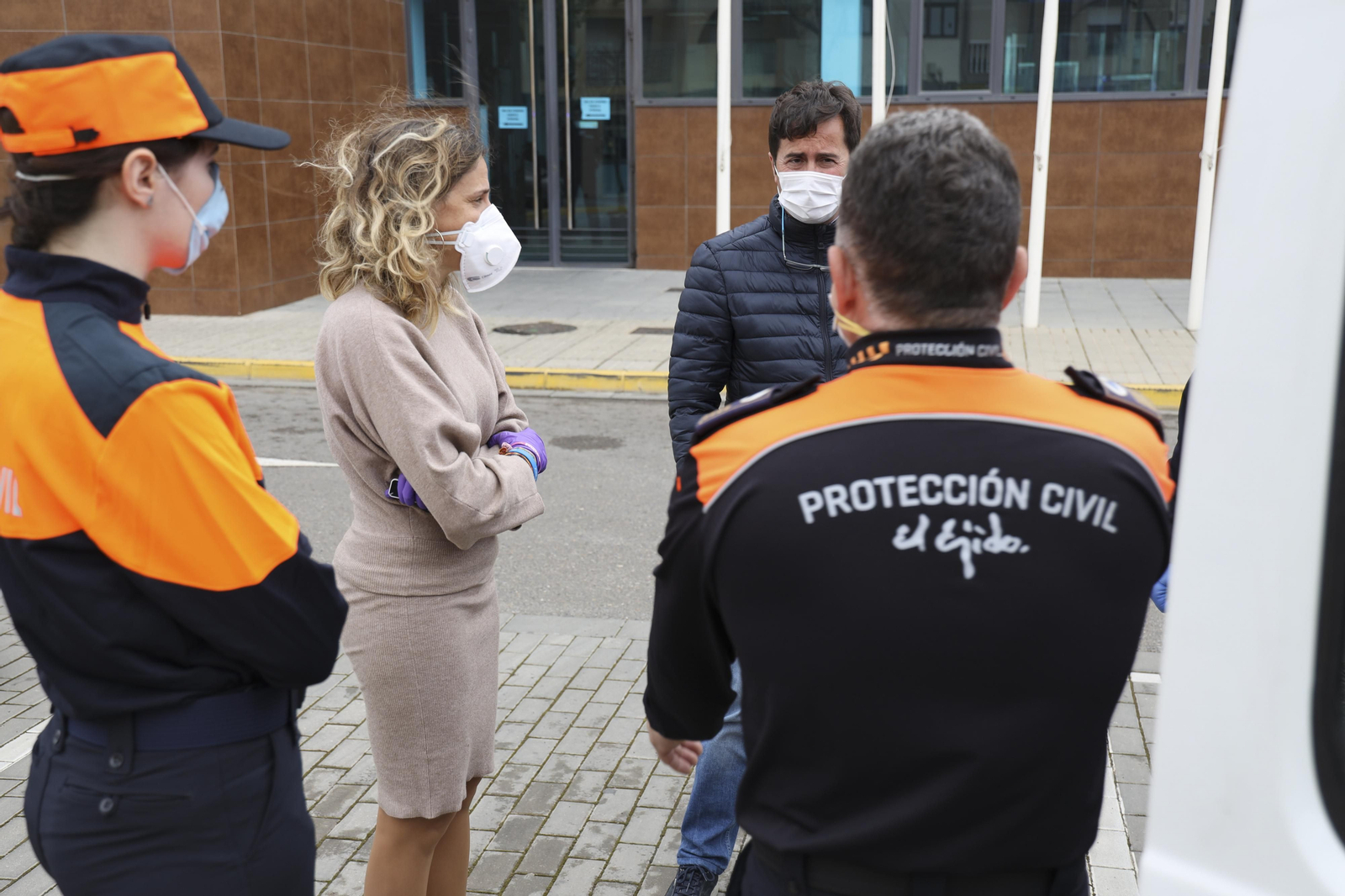 Entrega de las mascarillas al alcalde y la edil de Comercio de El Ejido.