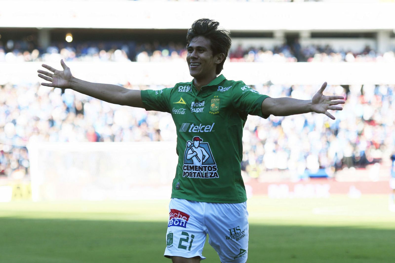 Macías celebra un gol con el León.