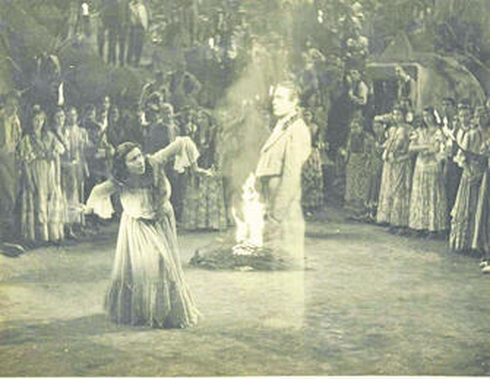 Ana Esmeralda y Miguel Albaicín , en la versión cinematográfica de 1949 de la obra de Falla.