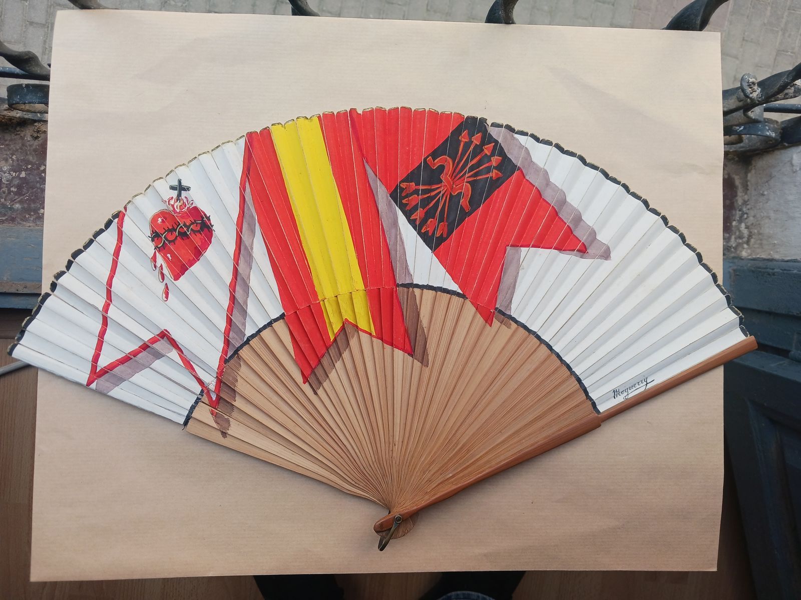 Abanico con las banderas de Falange, de España y del Corazón de Jesús.