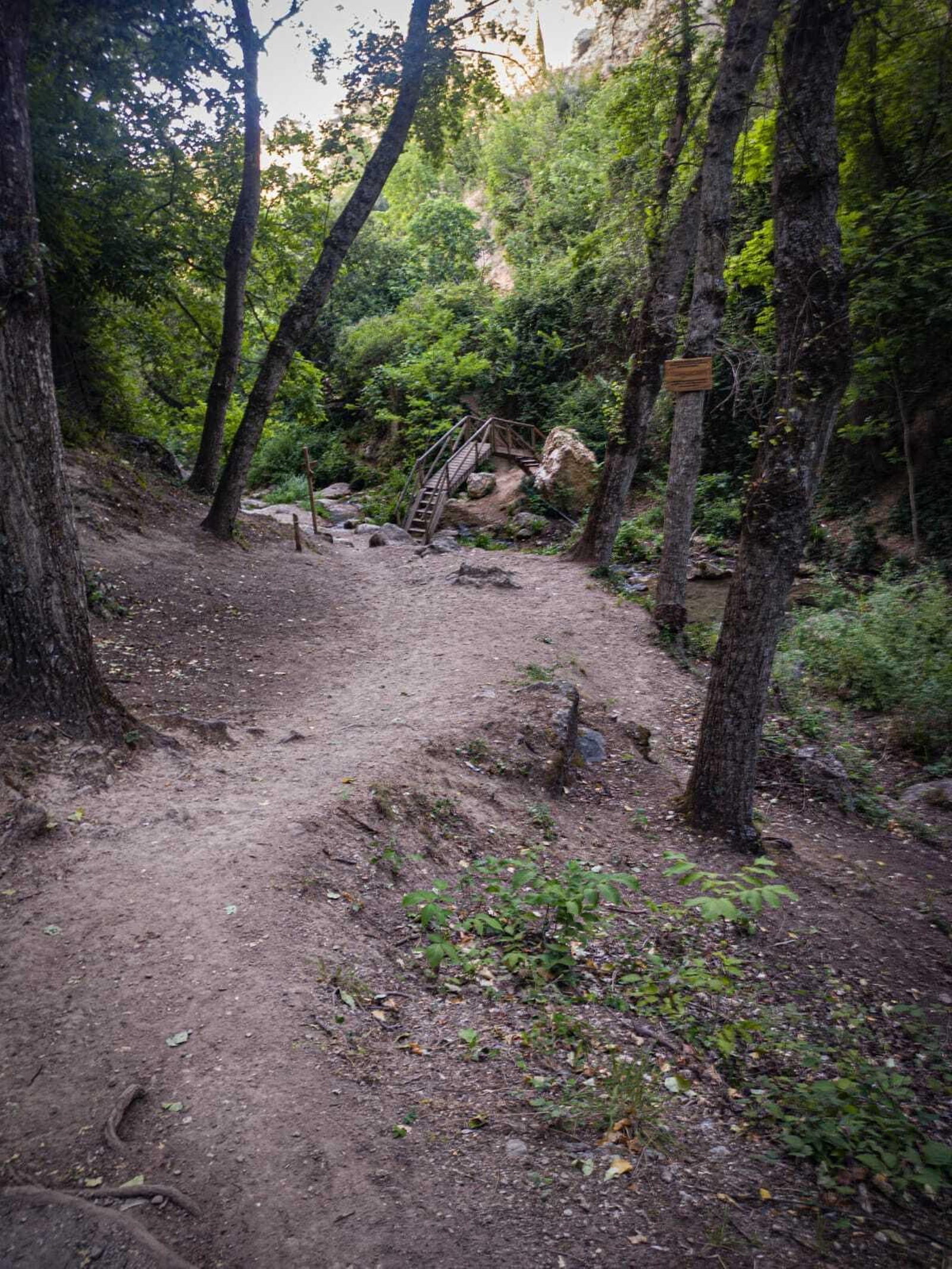 El sendero, de tierra y gravilla, tiene varios tramos con puentes de madera en la última parte del camino. El sendero, de tierra y gravilla, tiene varios tramos con puentes de madera en la última parte del camino.