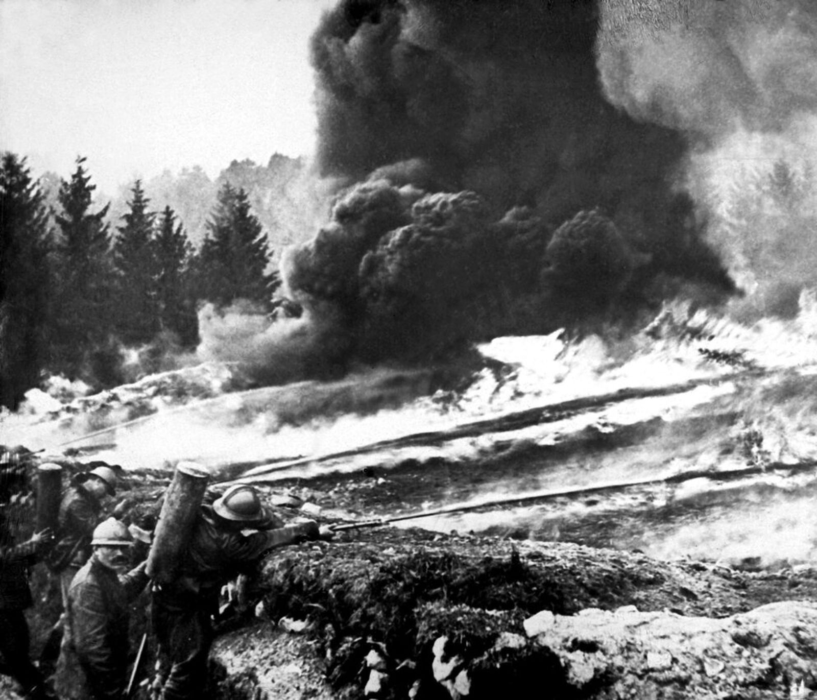Uso del lanzallamas en las trincheras de Verdun. 1915