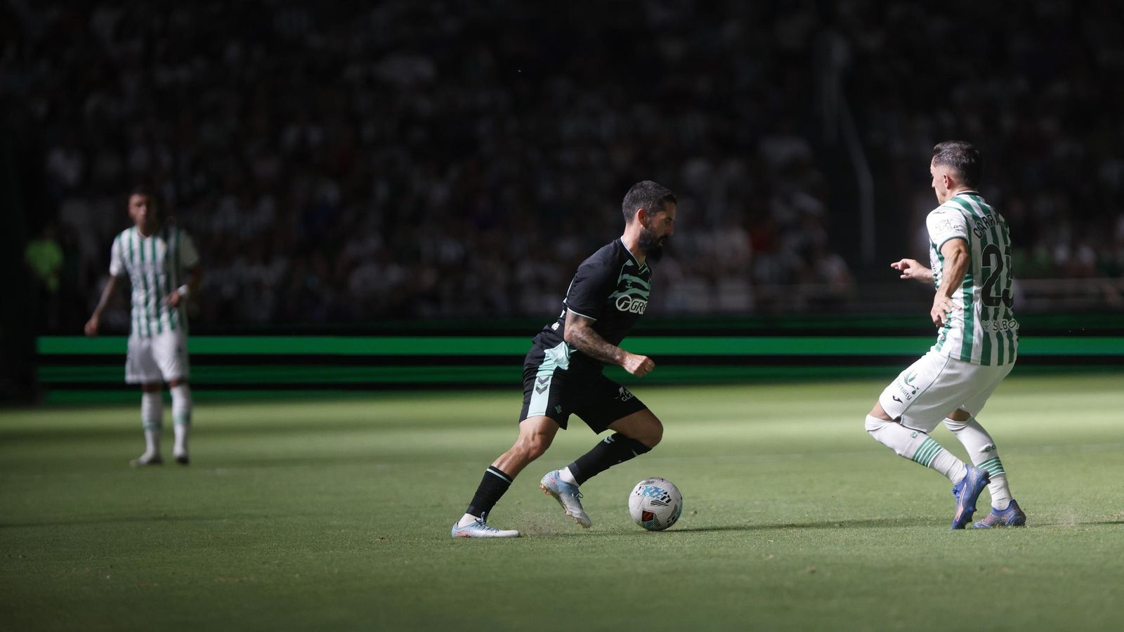 Isco es presionado por Carracedo durante un lance del partido. Isco es presionado por Carracedo durante un lance del partido.