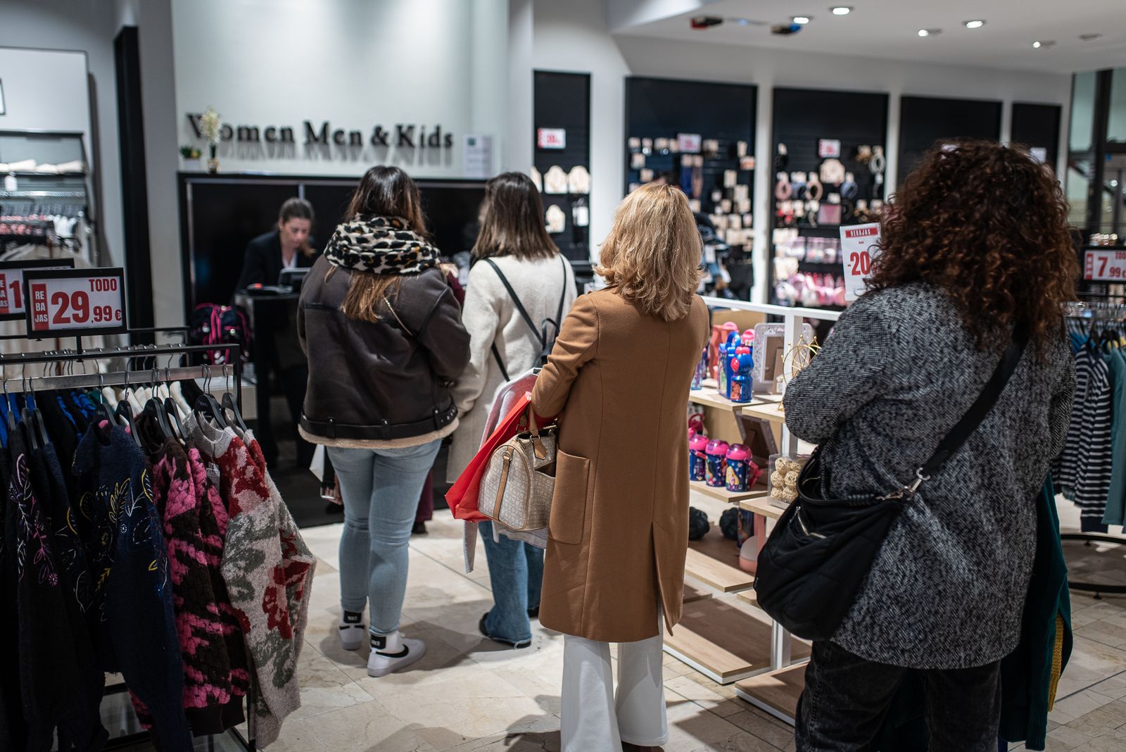 Imágenes del primer día de rebajas en los comercios de Huelva