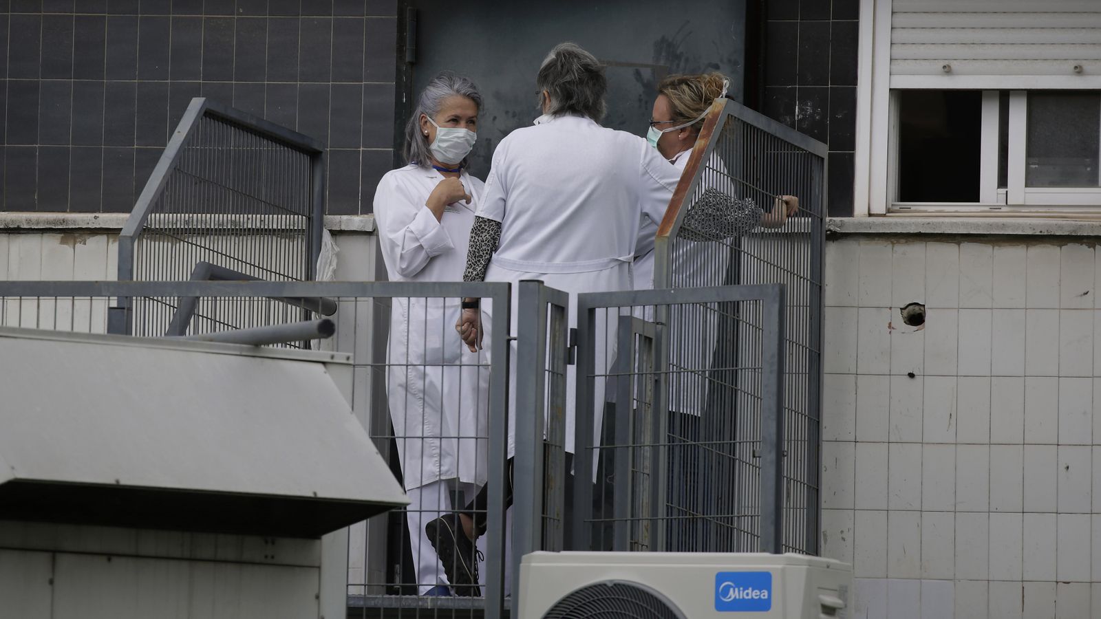 Personal sanitario en el entorno de un centro hospitalario.