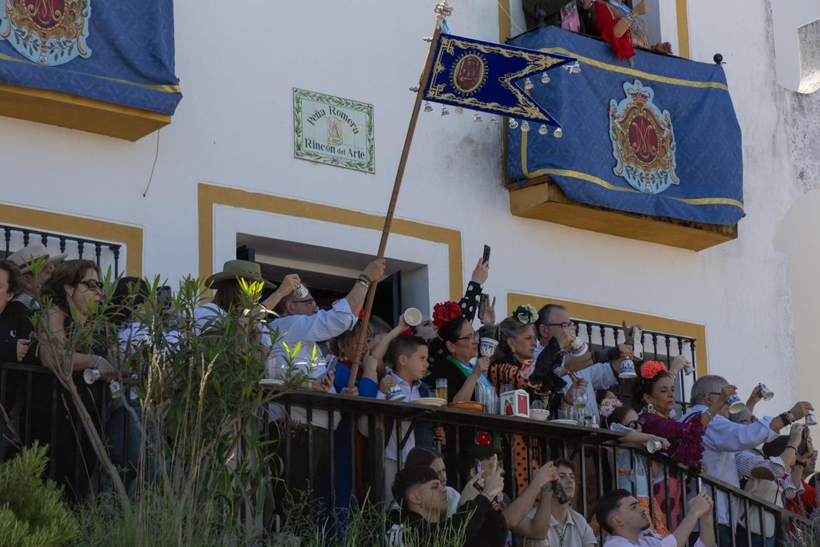Miles de romeros acuden al encuentro de la Virgen de la Cabeza en su romería