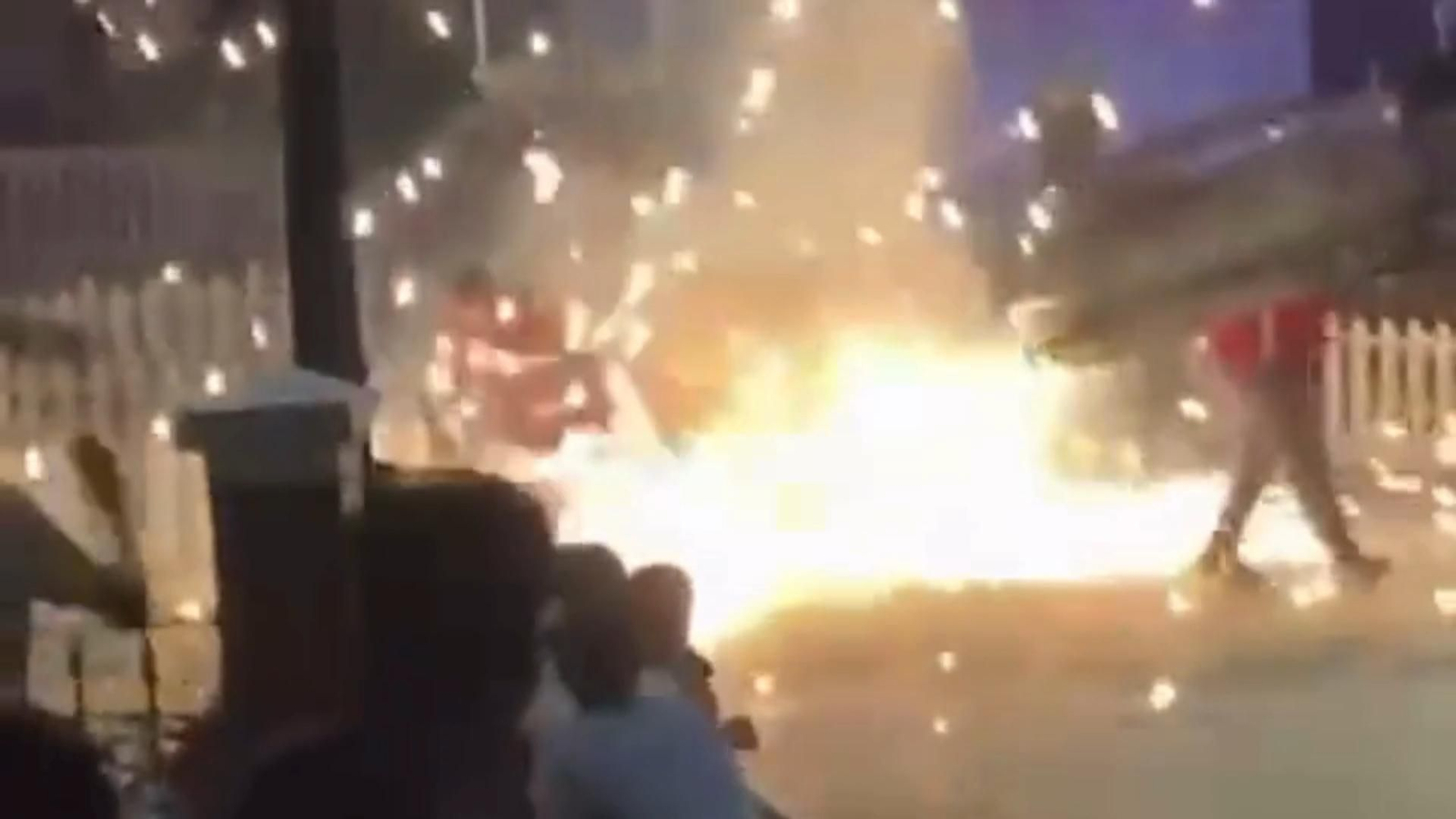 Momento en el que el 'toro' explota en la cara de los niños y niñas.