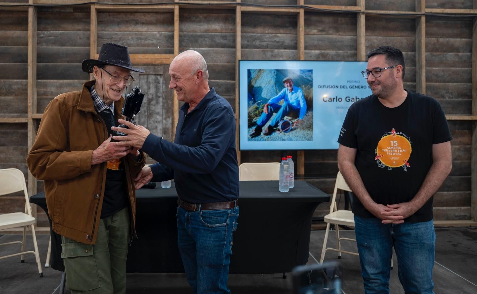 Entrega del Premio a la Difusión del Género Wéstern al escritor e investigador Carlo Gaberscek por parte de José María Rodríguez y José Díaz.