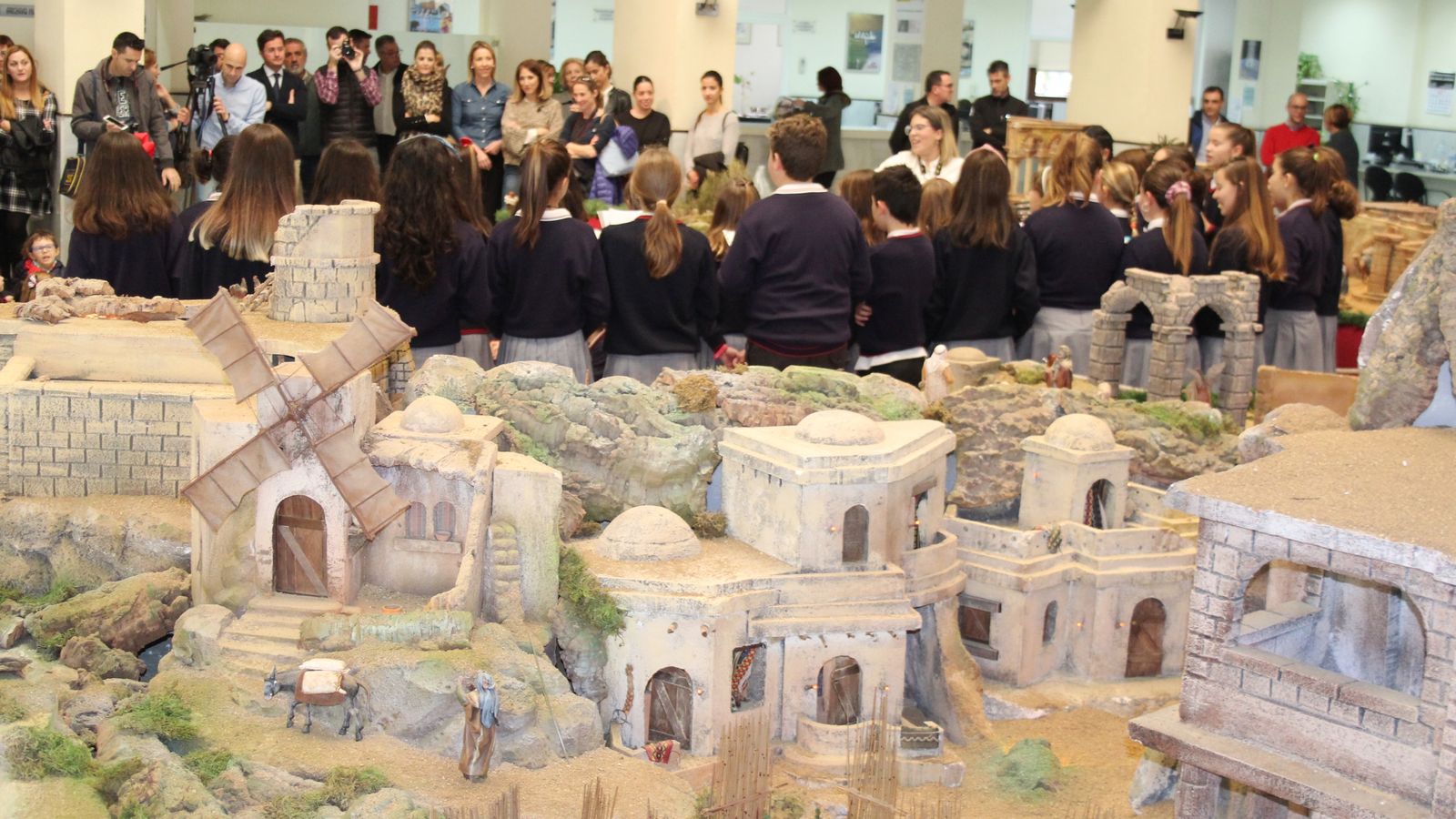 En primer plano, la instalación y al fondo, el acto con los niños del Divina Infantita