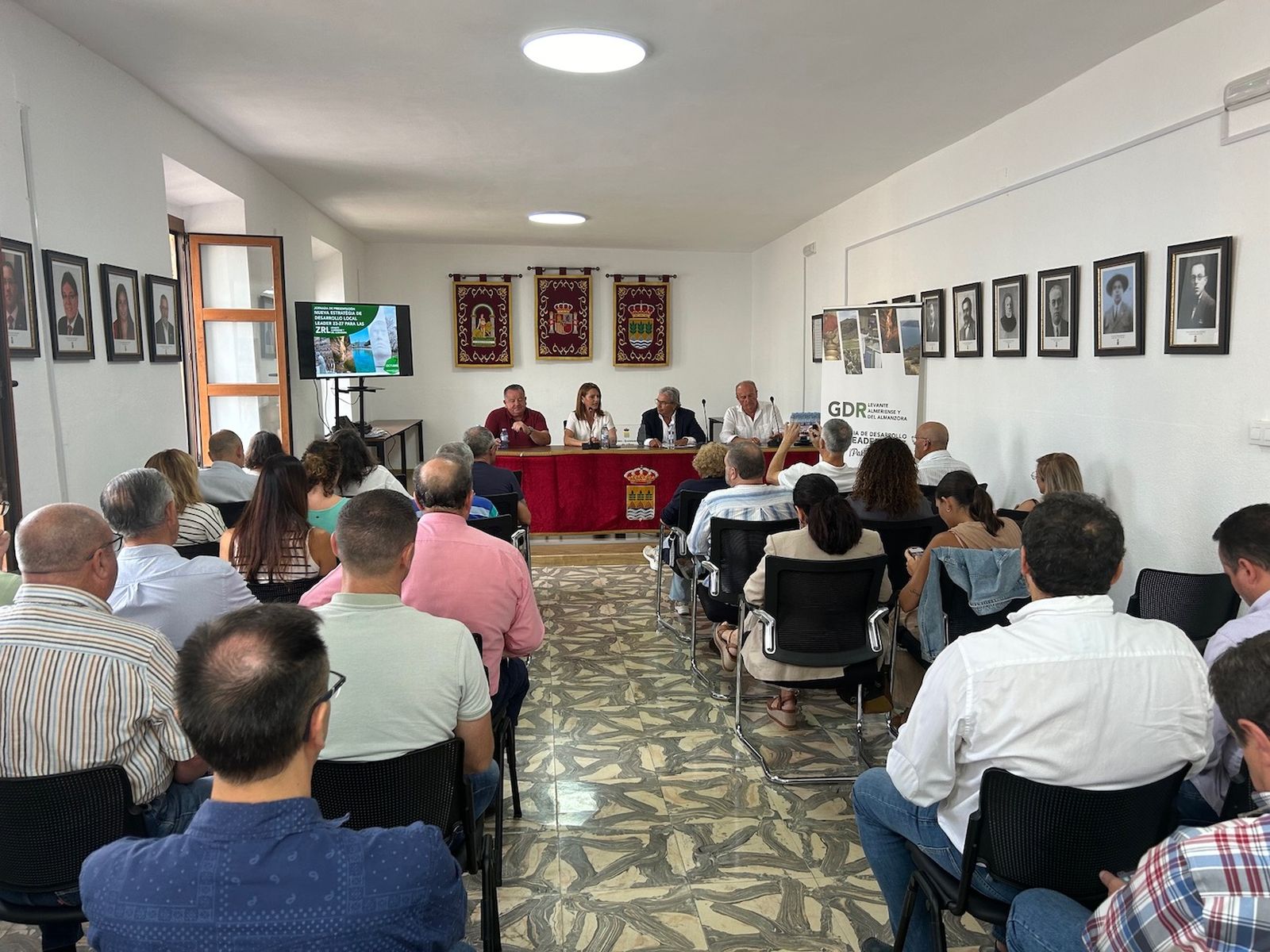 El Salón de Plenos albojense ha acogido la sesión informativa a la que han acudido numerosos alcaldes y empresarios de la provincia