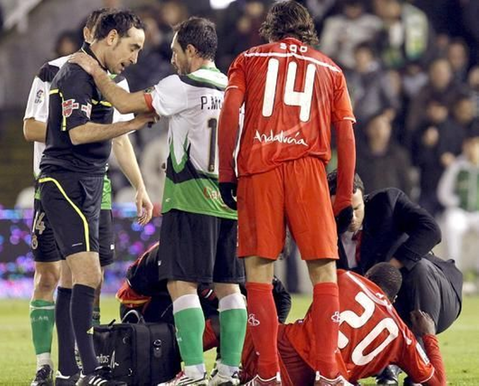 El Sevilla pierde un punto en el descuento frente al Racing (3-2). / EFE