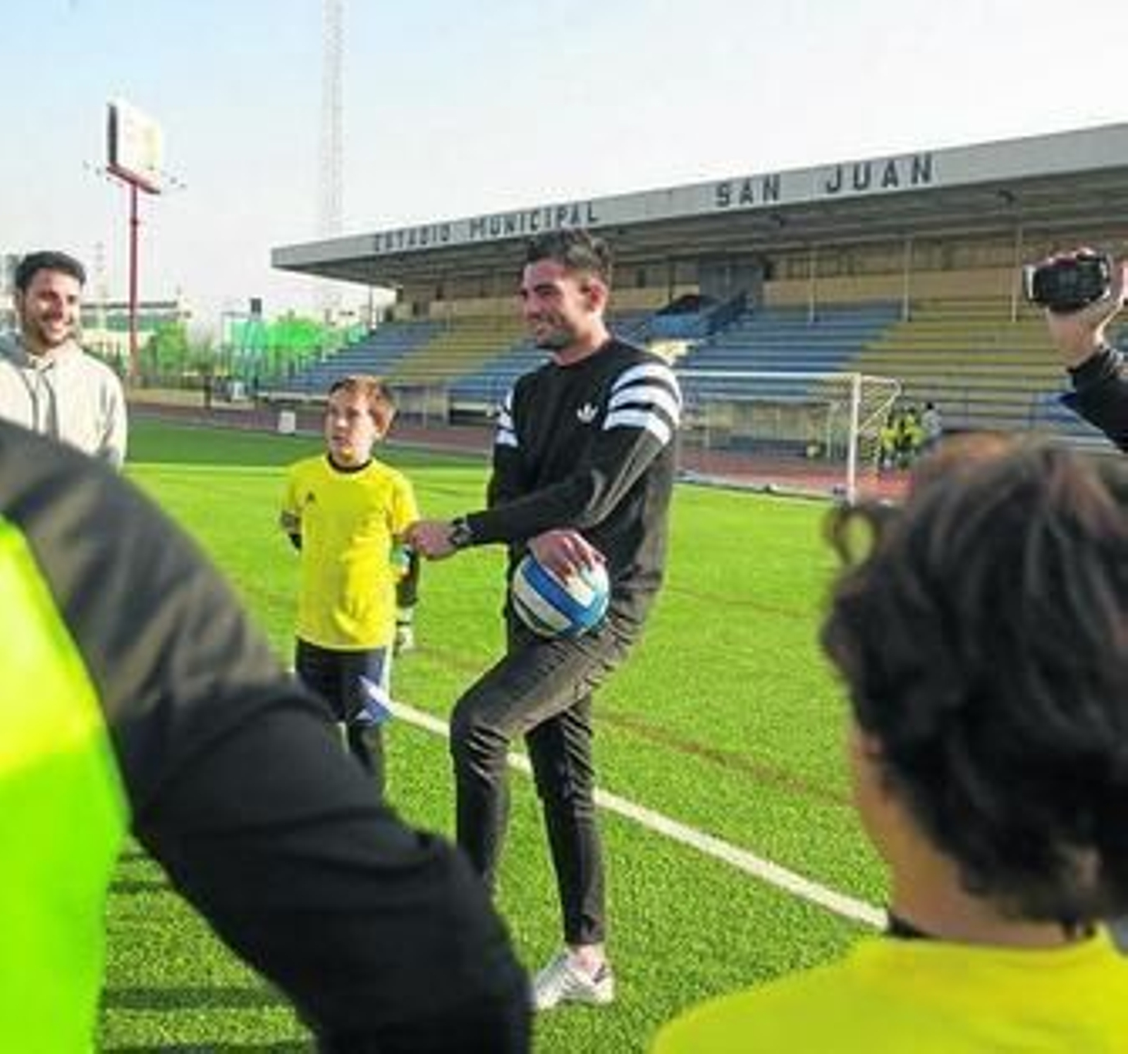 Adán, rodeado de niños, en el inicio de su Campus de Navidad.