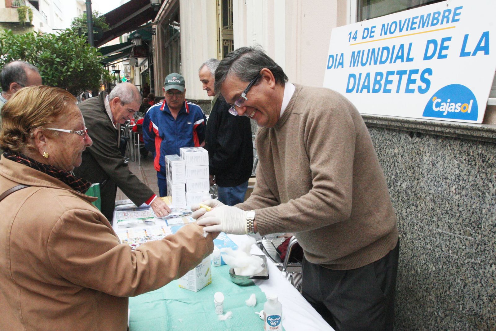 Una señora se realiza una prueba de azúcar en una mesa informativa en La Línea, con motivo de la celebración del día mundial de esta enfermedad.