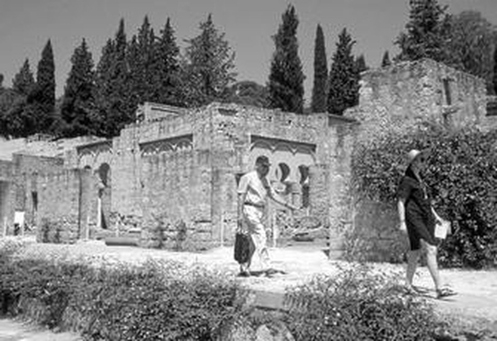 Dos turistas pasean por el yacimiento.