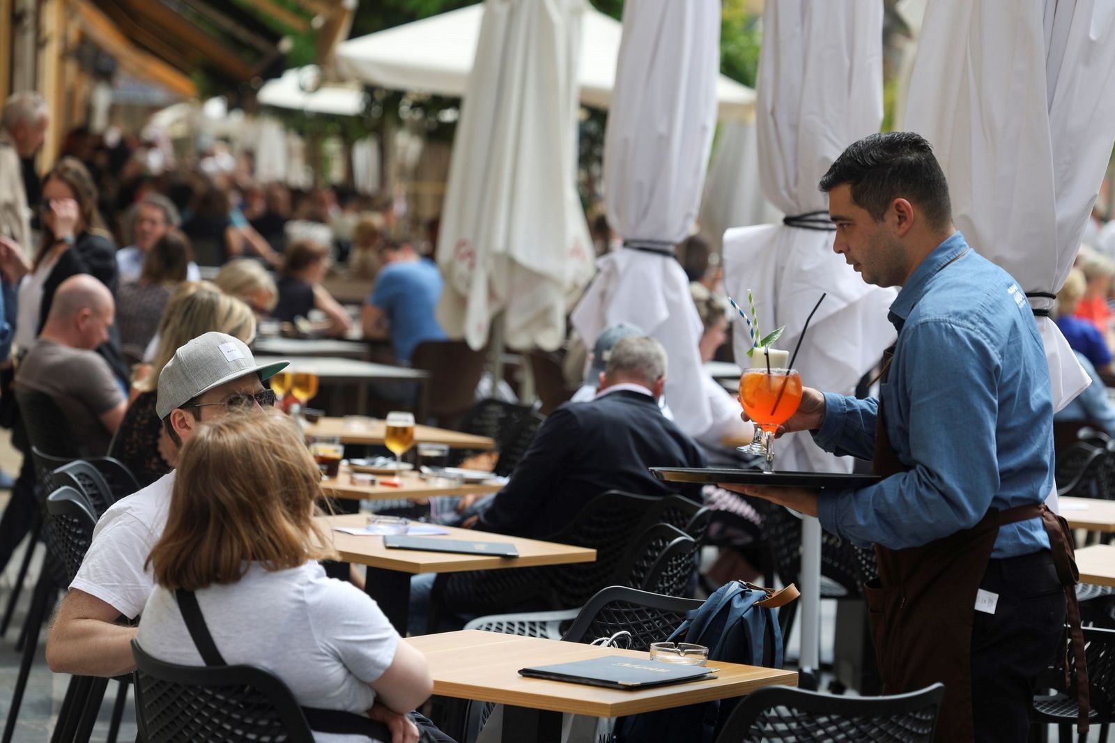 Un camarero atienda a una mesa en Málaga.