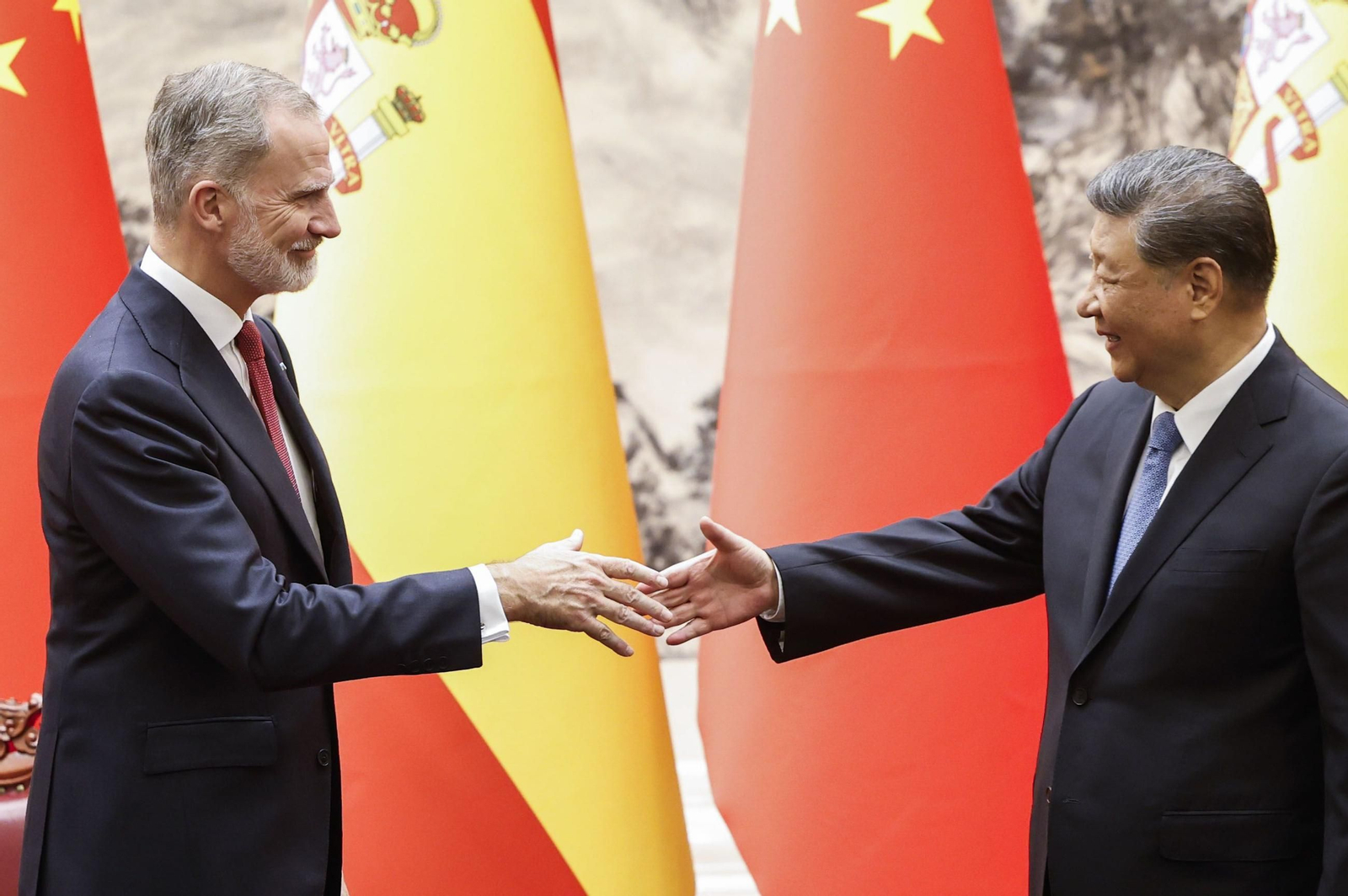 Felipe VI saluda a Xi Jinping en el viaje de Estado a China