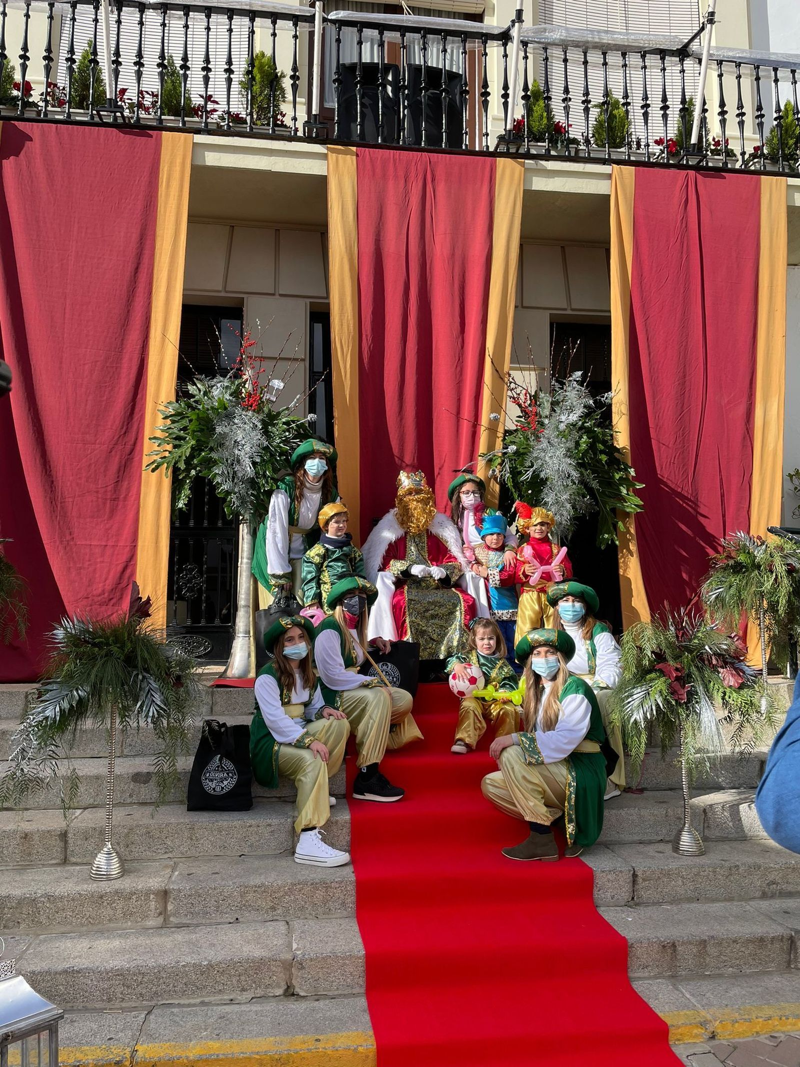 Uno de los tronos reales en distintos puntos de Olvera