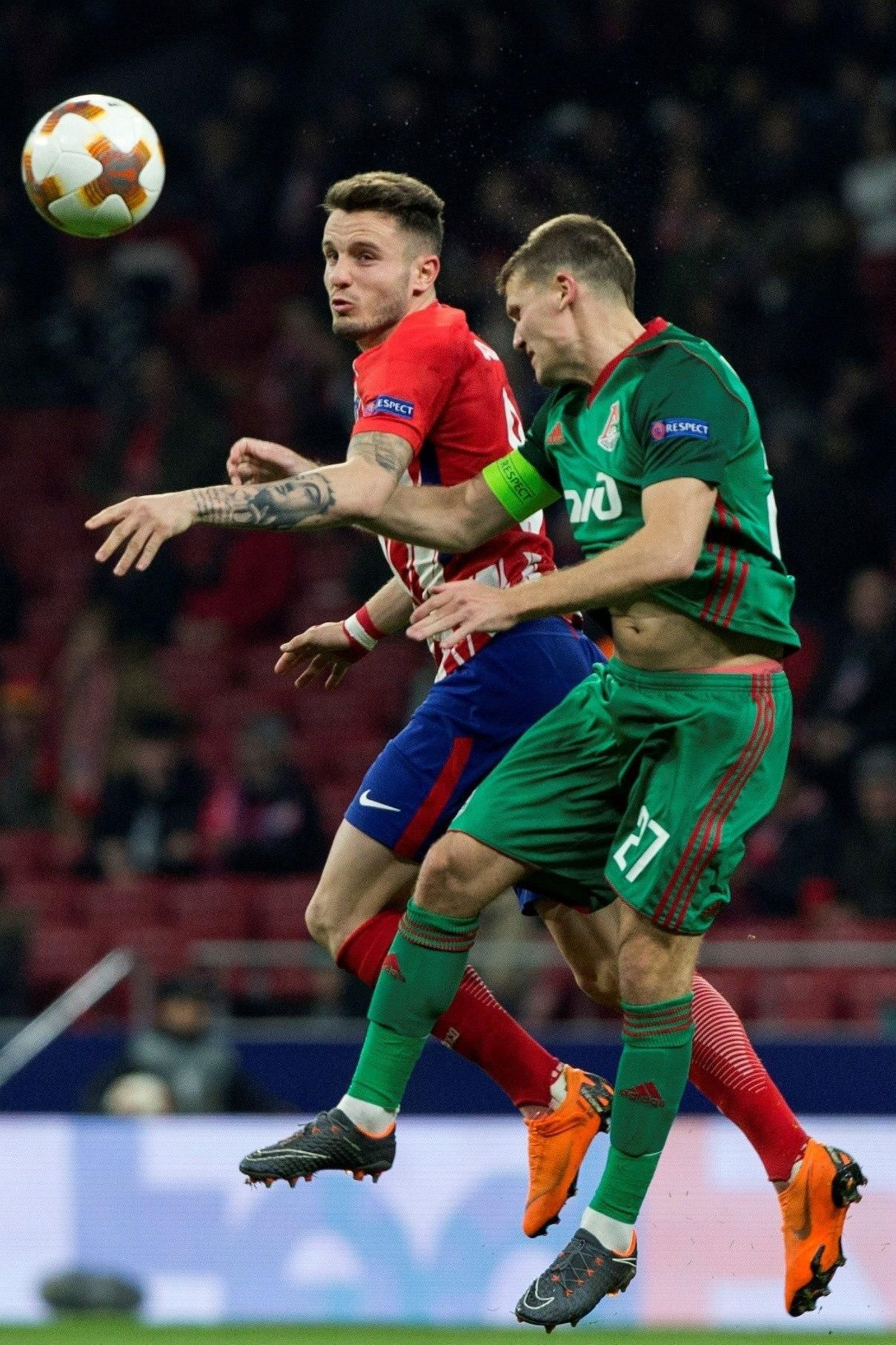 Saúl Ñíguez, autor de un gran gol, salta con Denisov.