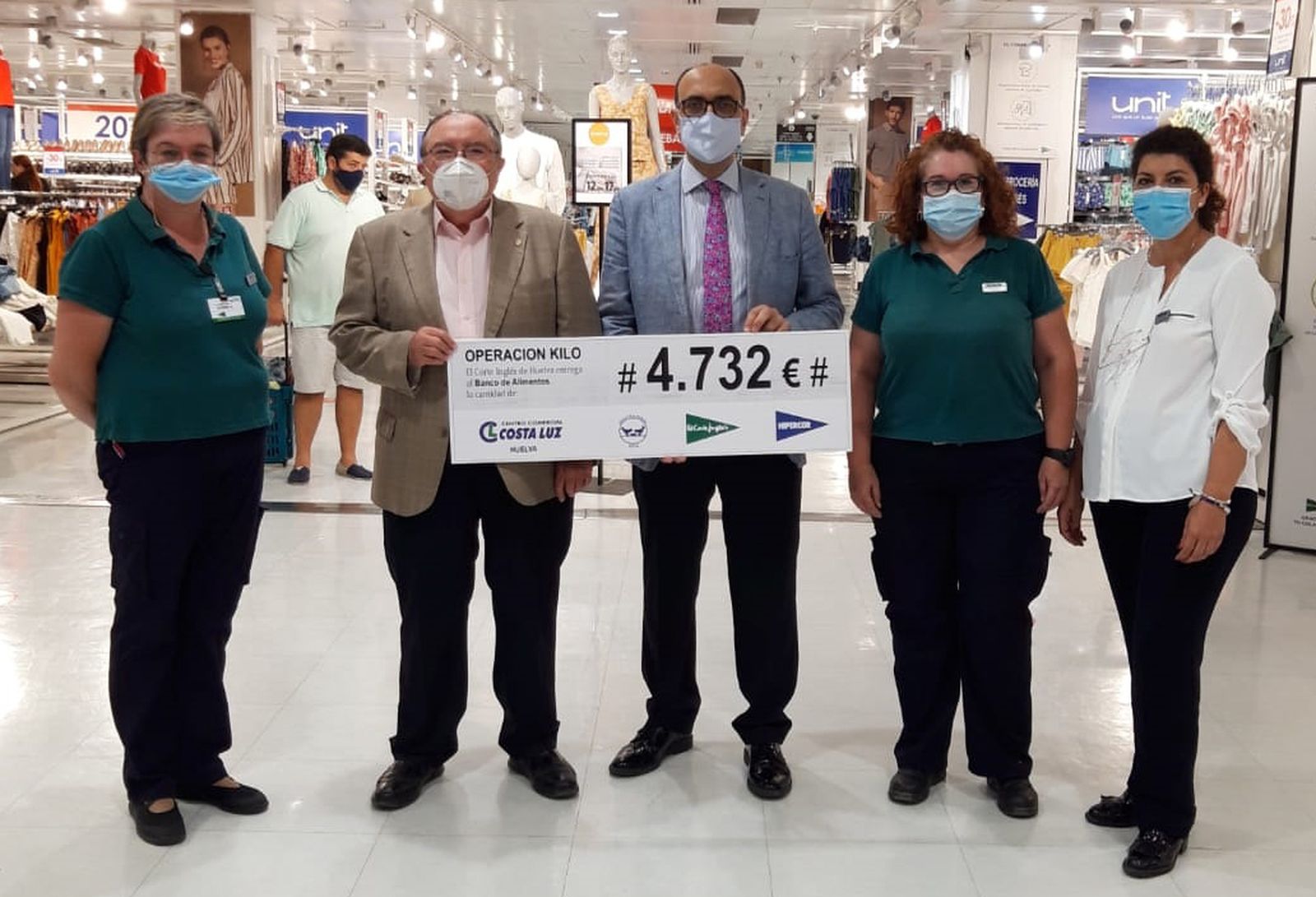 Entrega del cheque por parte de El Corte Inglés.