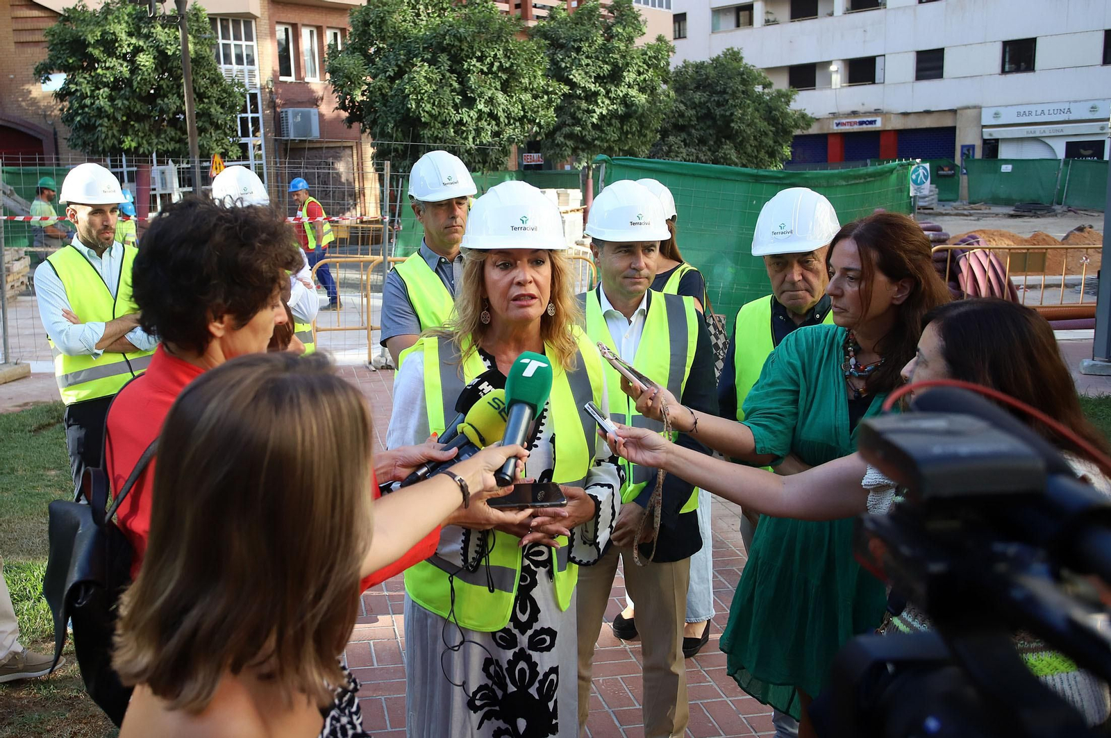 Imágenes de la visita de Pilar Miranda a las obras de peatonalización en la calle Méndez Núñez