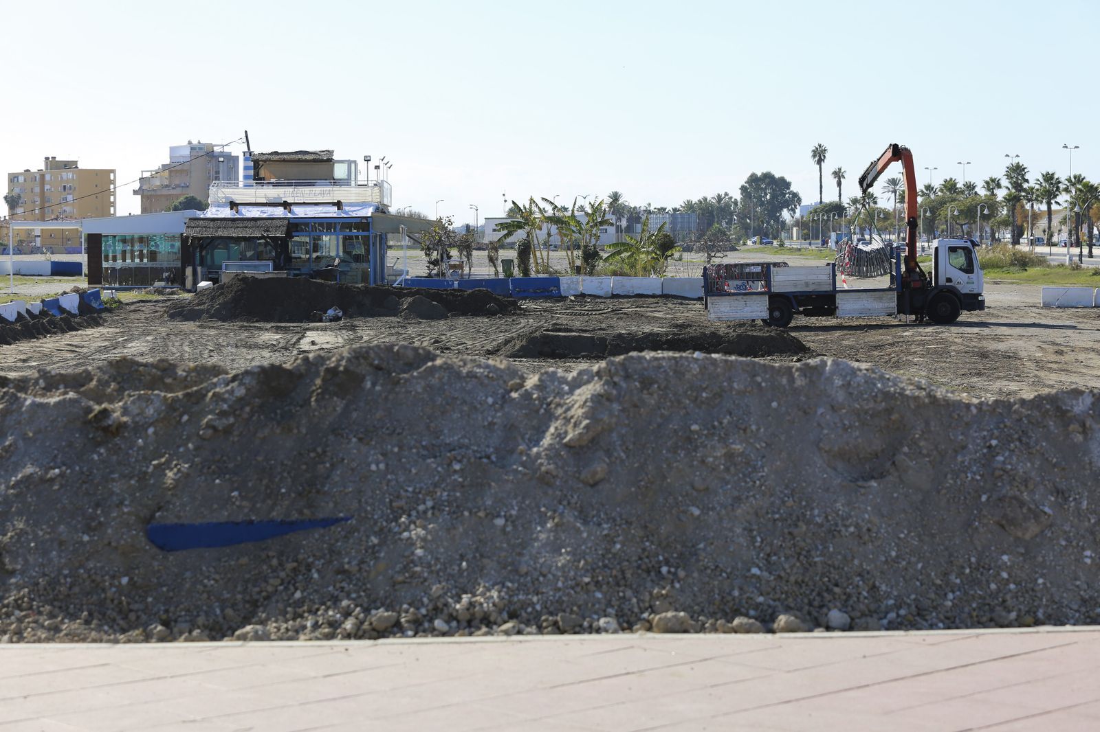 Un camión, ayer, en los terrenos en los que se va a desarrollar la ampliación del paseo marítimo de poniente.