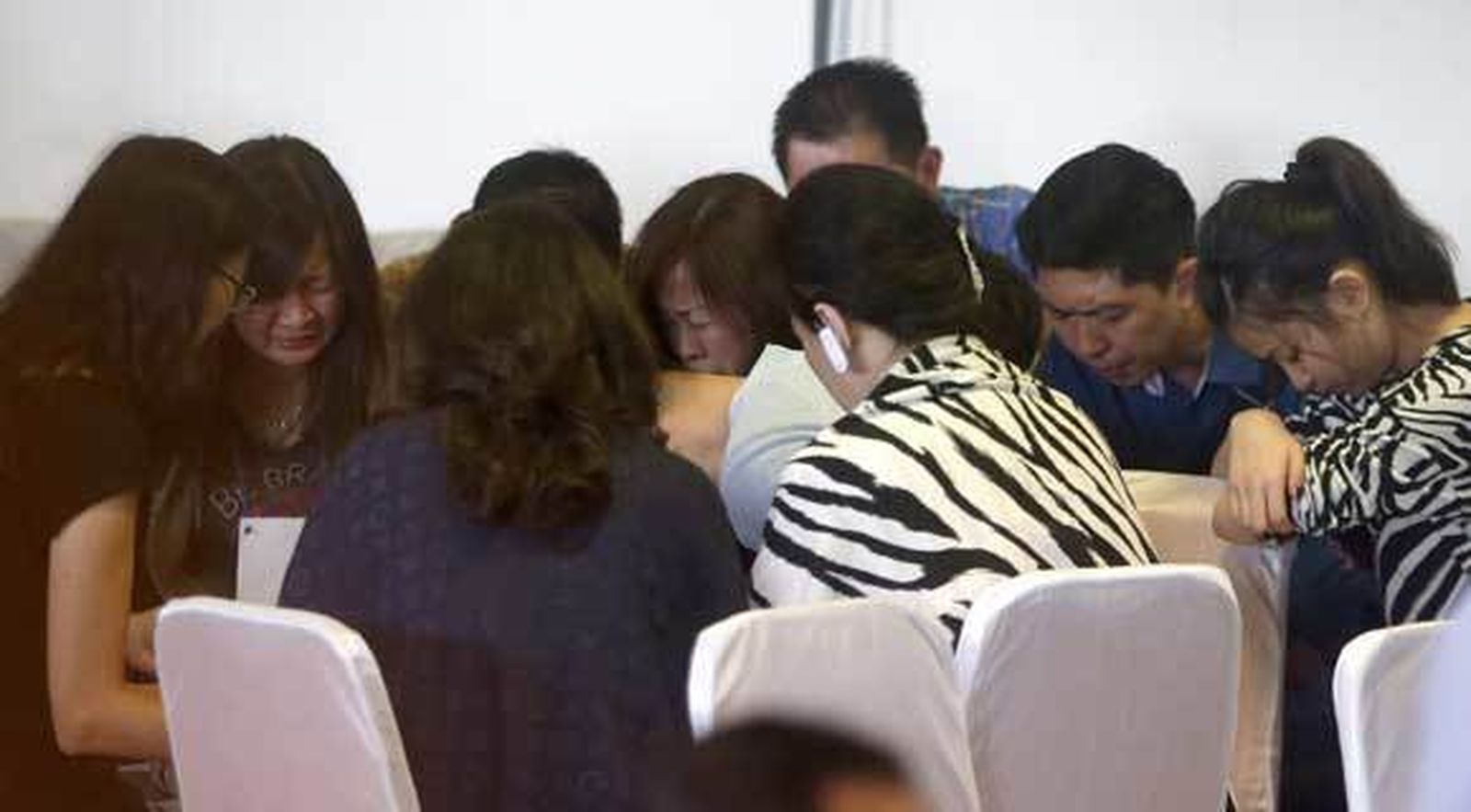 Recuperan los primeros cadáveres del avión siniestrado de AirAsia