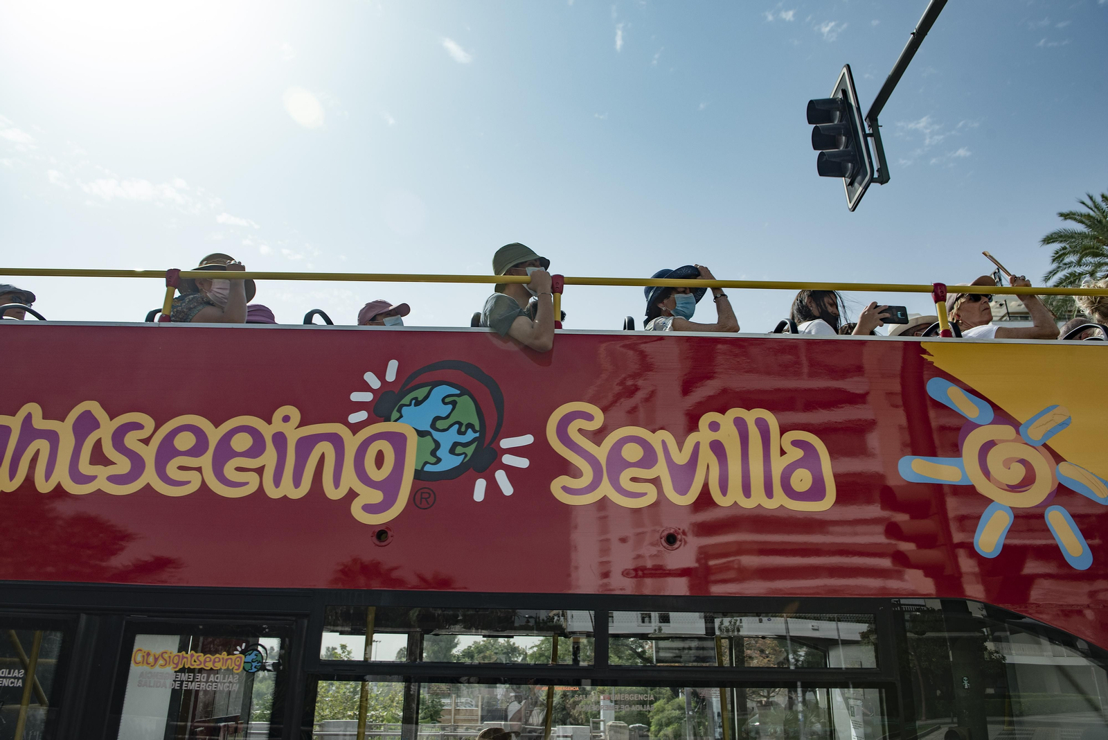 Autobús turístico circulando estos días por Sevilla.