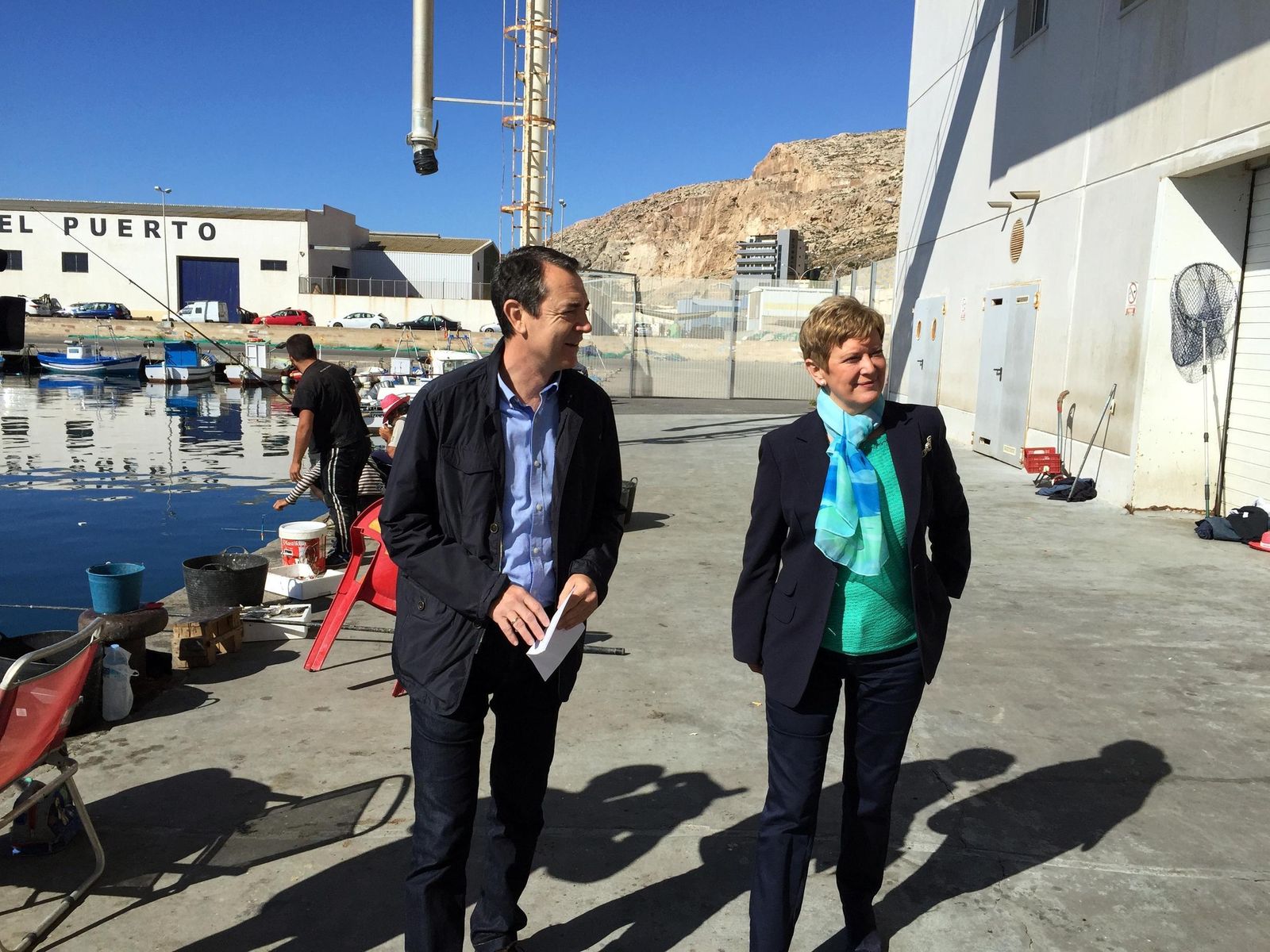 El portavoz socialista, Juan Carlos Pérez Navas, y la concejal Consuelo Rumí, en el Puerto de Almería.