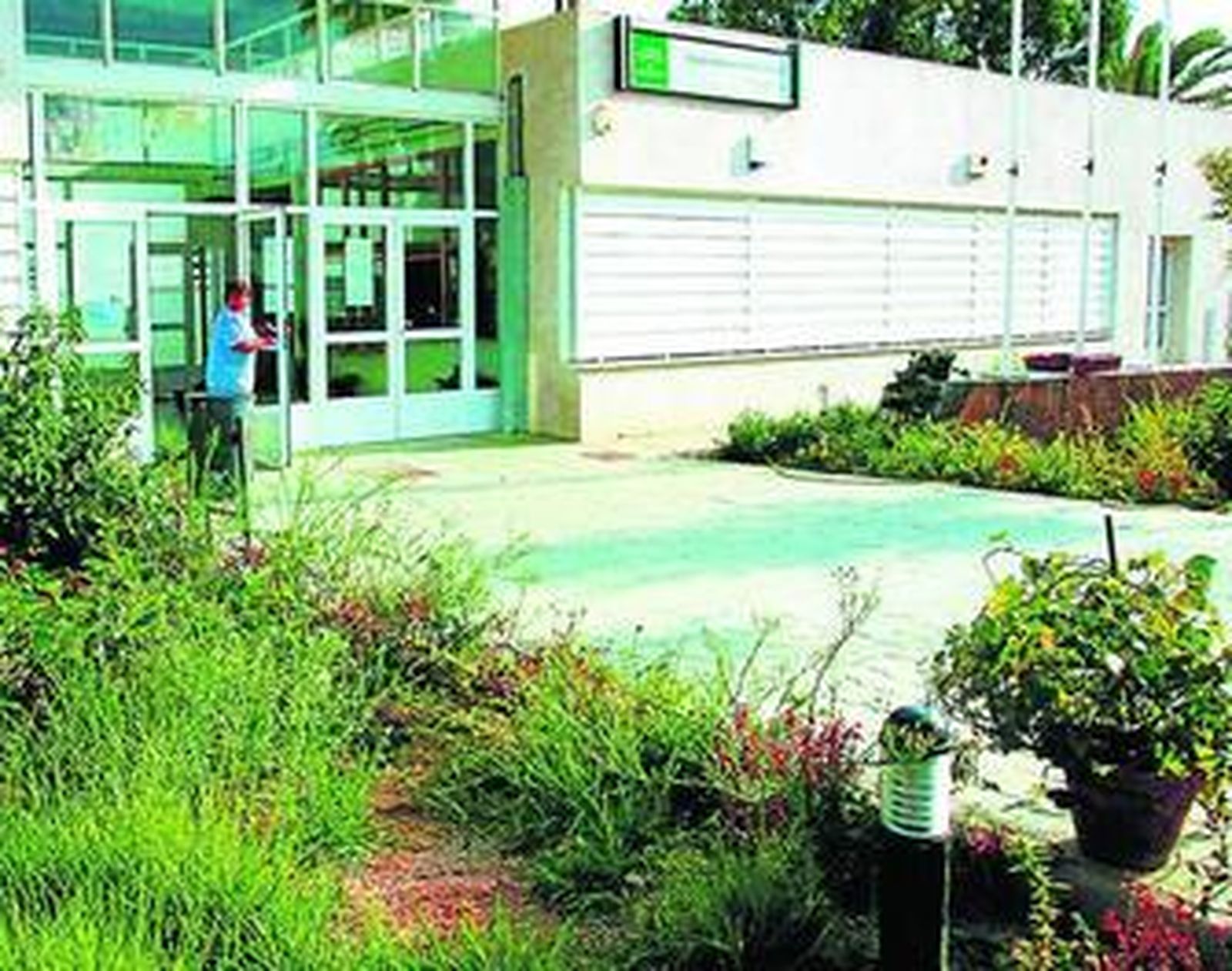 Fachada del colegio Carola Ribed, ubicado junto al parque de Varela.