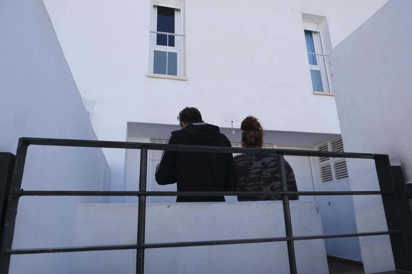 Daniel Cortés y Eva Cortes, minutos antes de que se ejecutase el desahucio junto a la puerta de la vivienda okupada.
