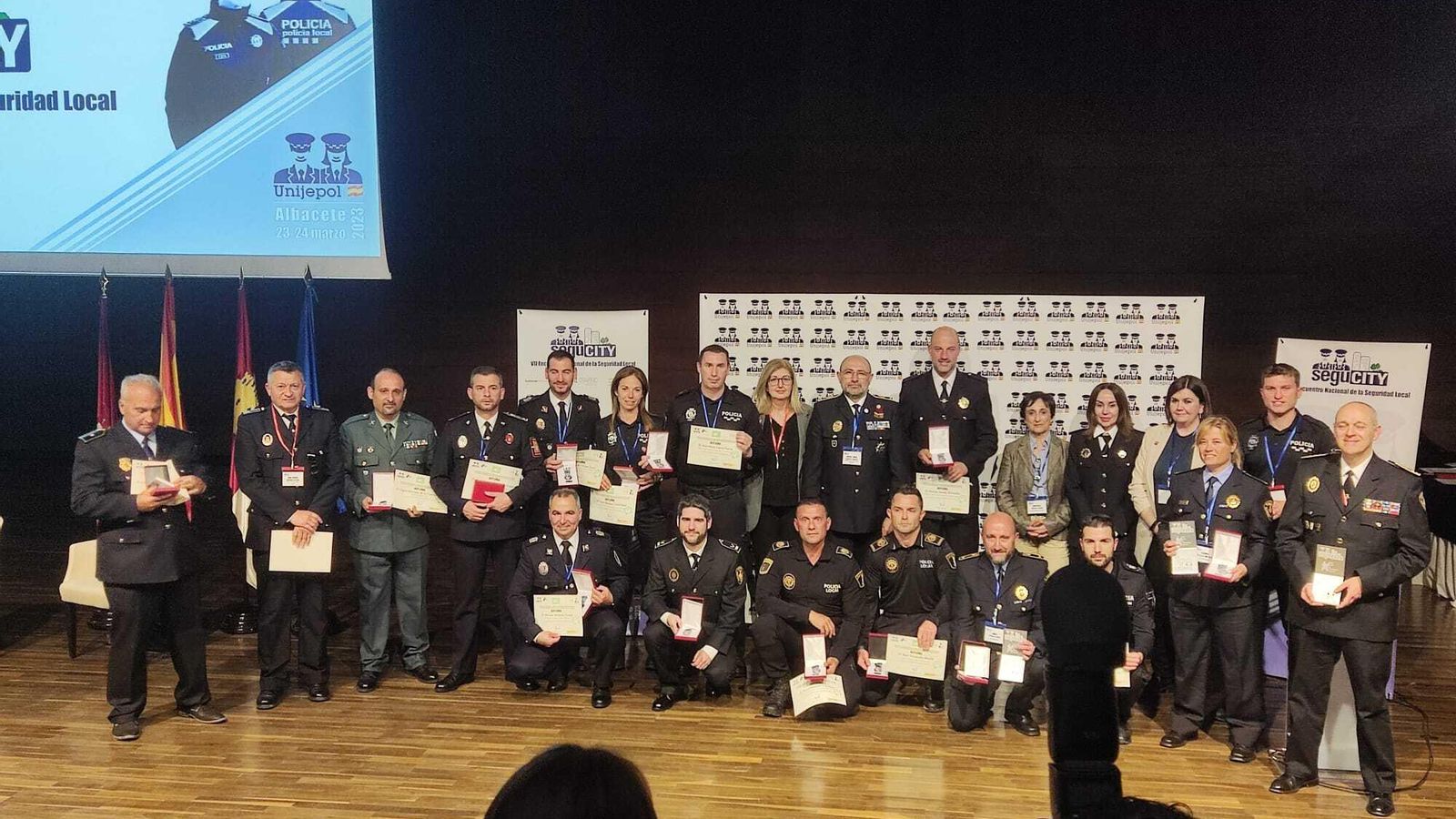 Repiso (segundo por la izquierda) junto a otros galardonados