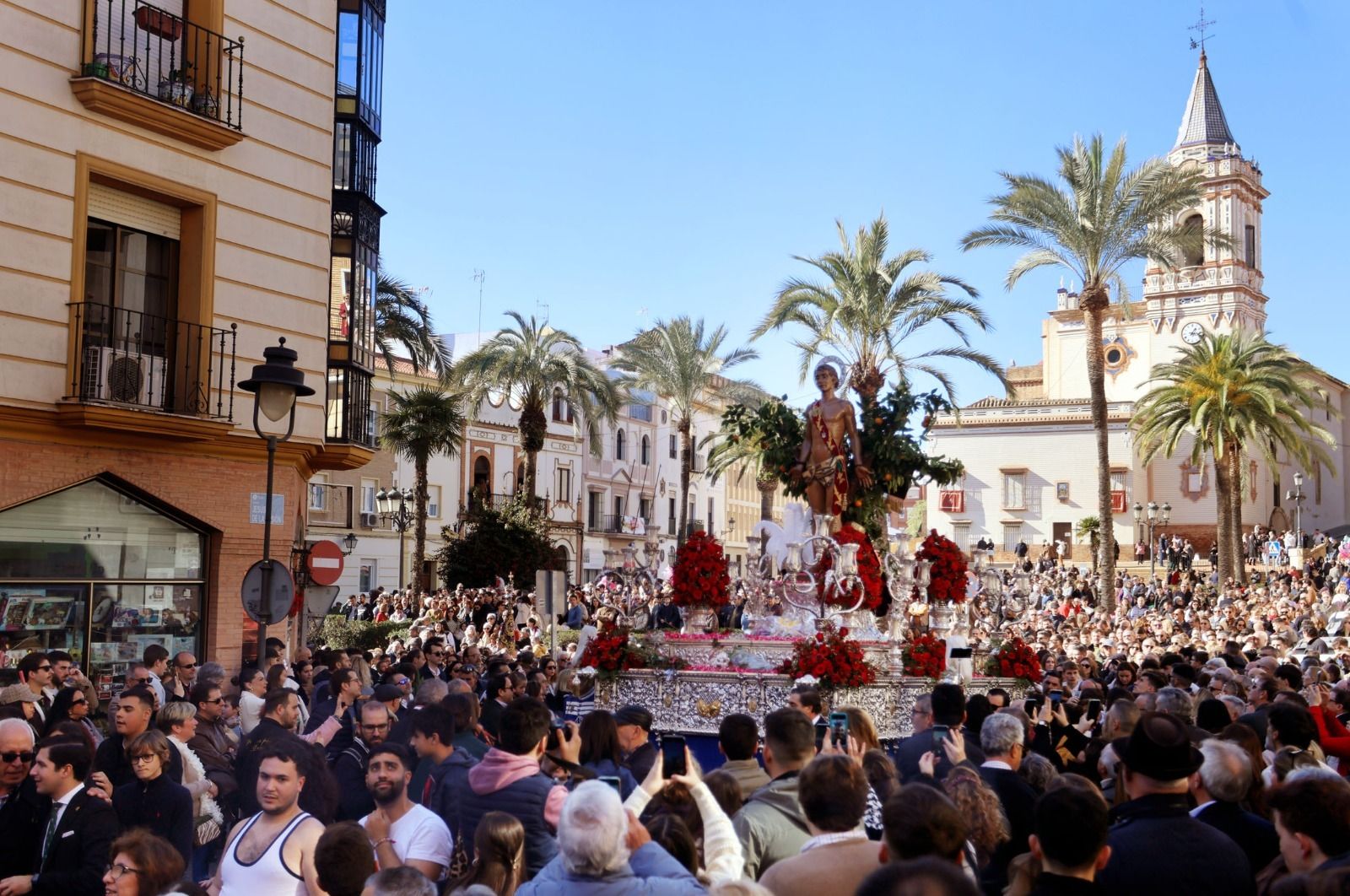 El paso de San Sebastián con la iglesia de San Pedro de fondo.