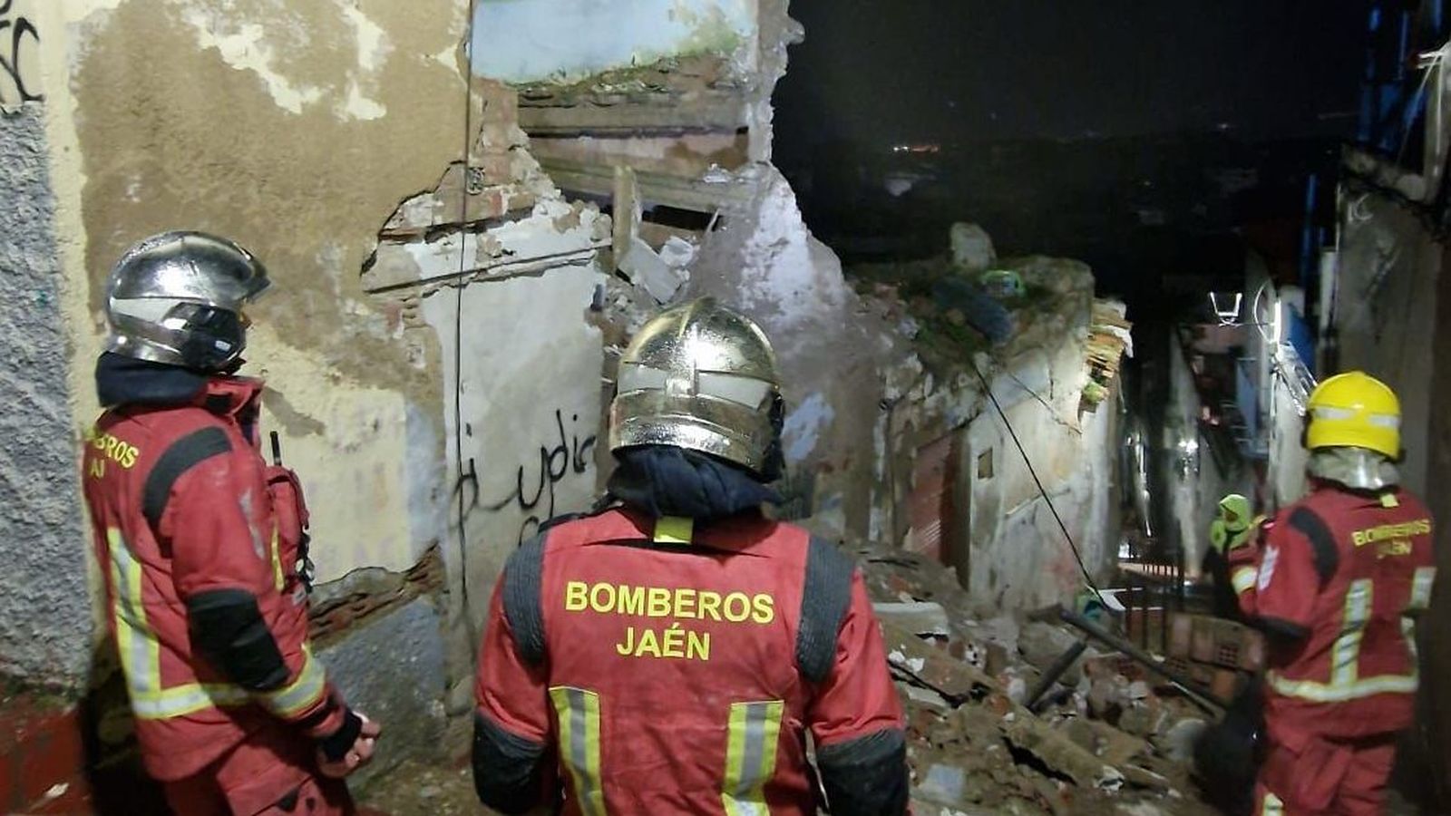 Derrumbe de vivienda abanonada en calle Positillo, en Jaén.
