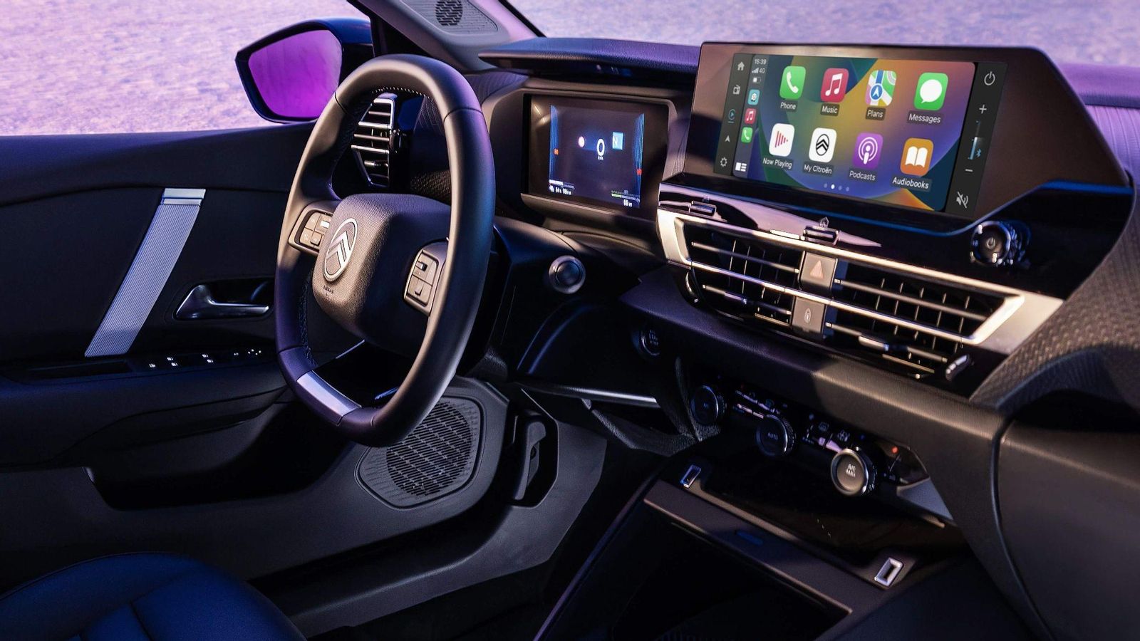 Es nuevo el logo del volante, en tanto que la instrumentación con pantalla de 7" alcanza a todas las versiones de estos compactos.