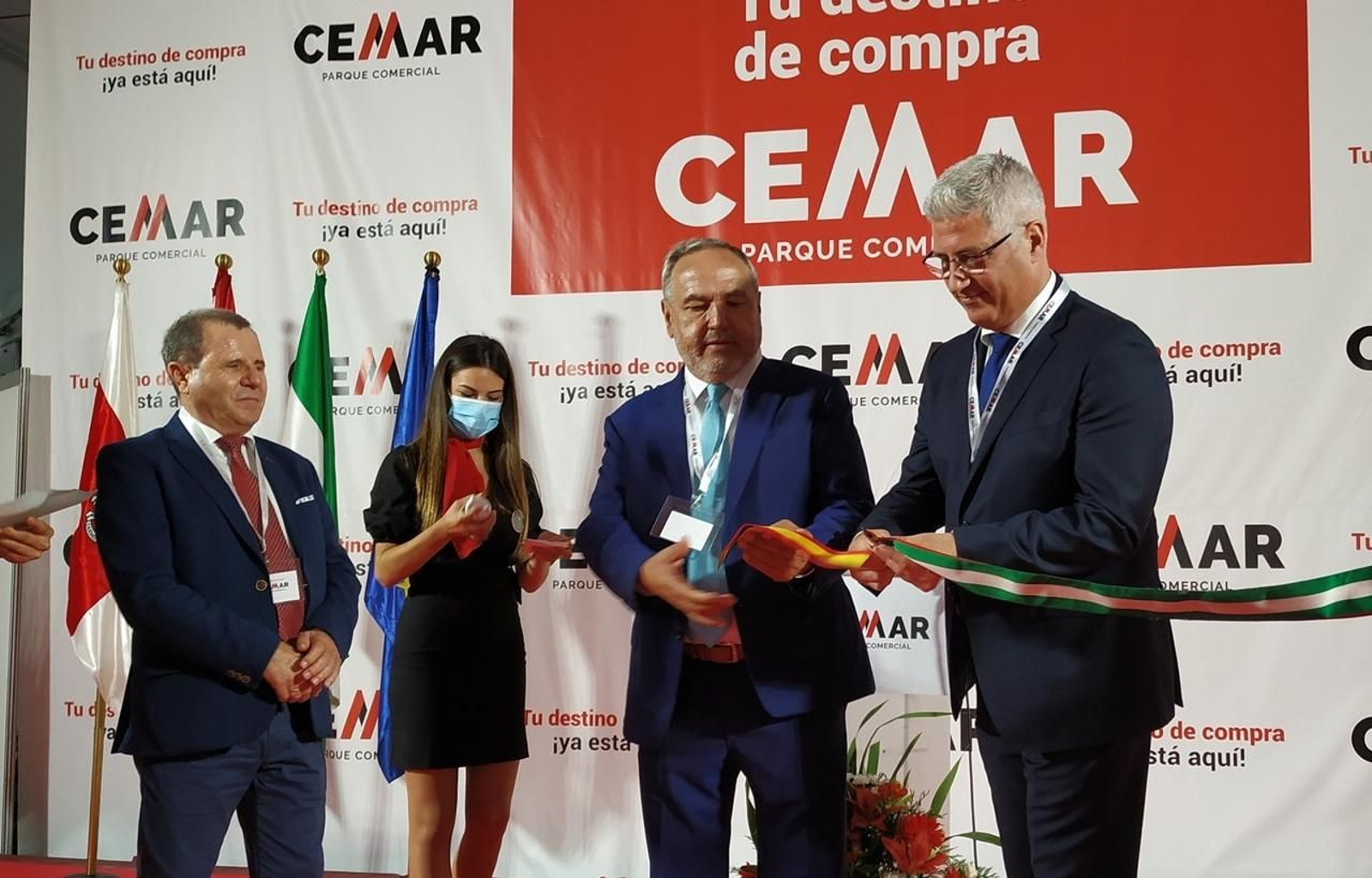 El alcalde de Huércal de Almería y el presidente del nuevo parque comercial cortan la cinta.