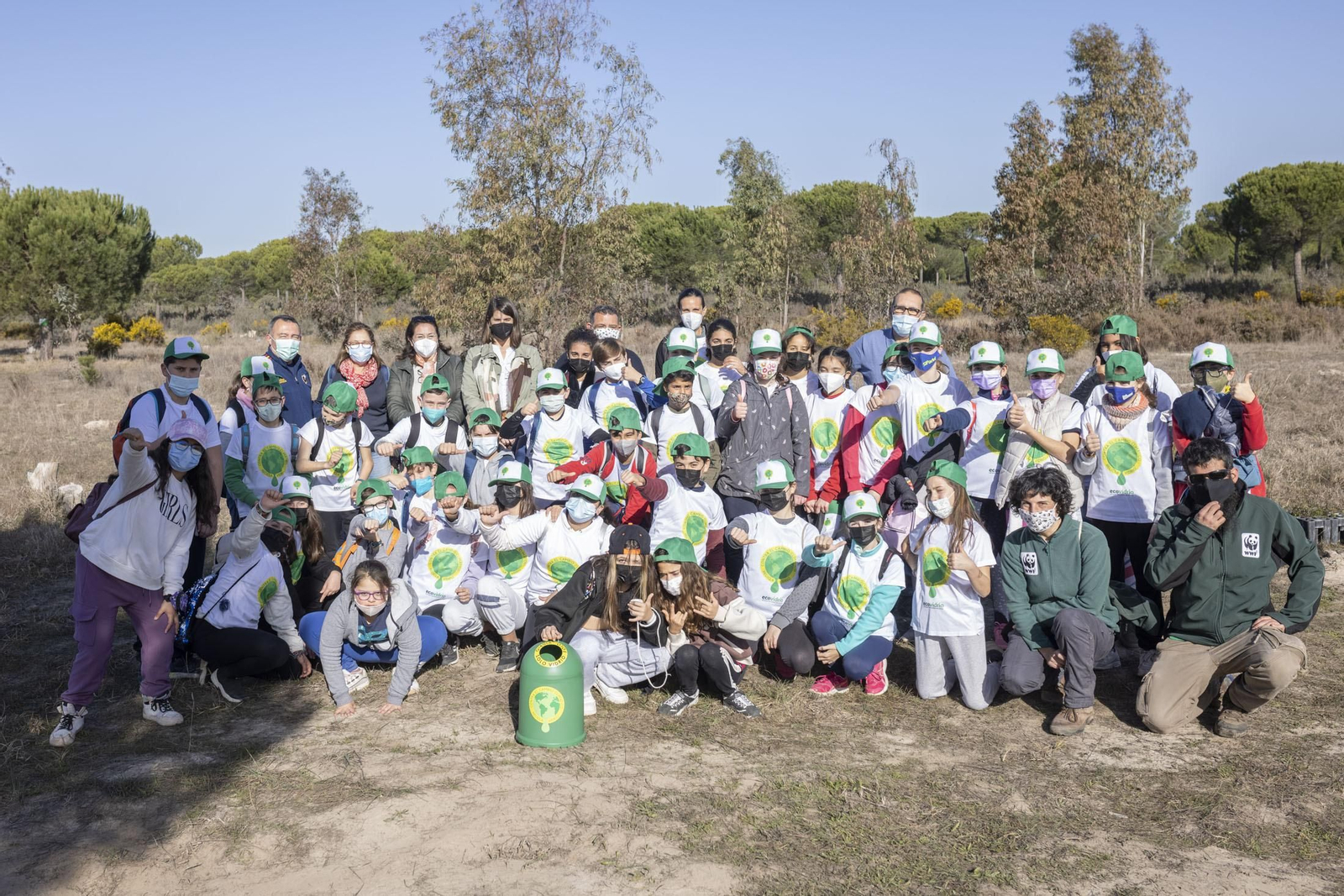 Todos los niños participantes en la plantación de árboles.