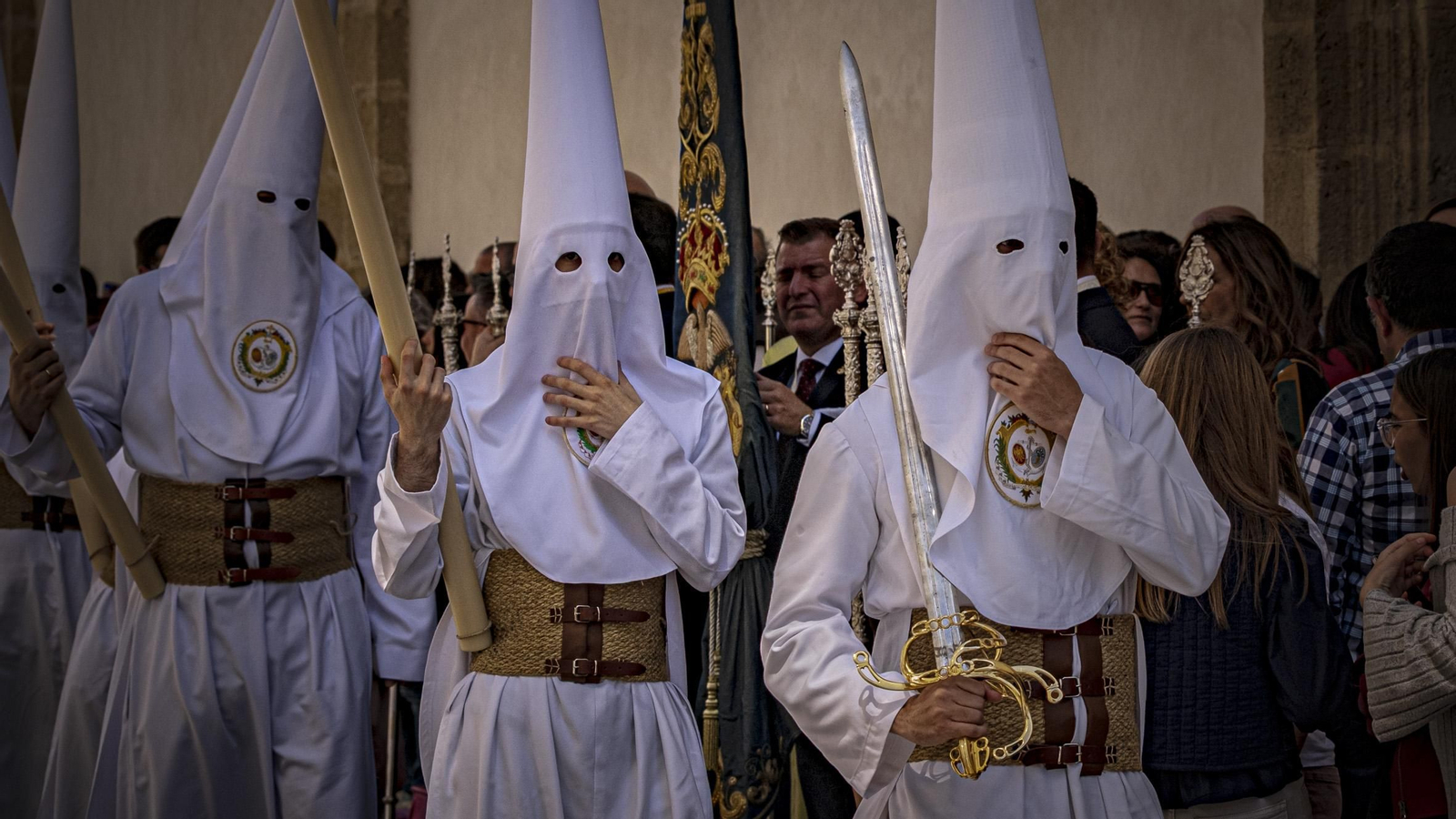 Imágenes de la salida del Despojado en la Semana Santa de Cádiz 2025