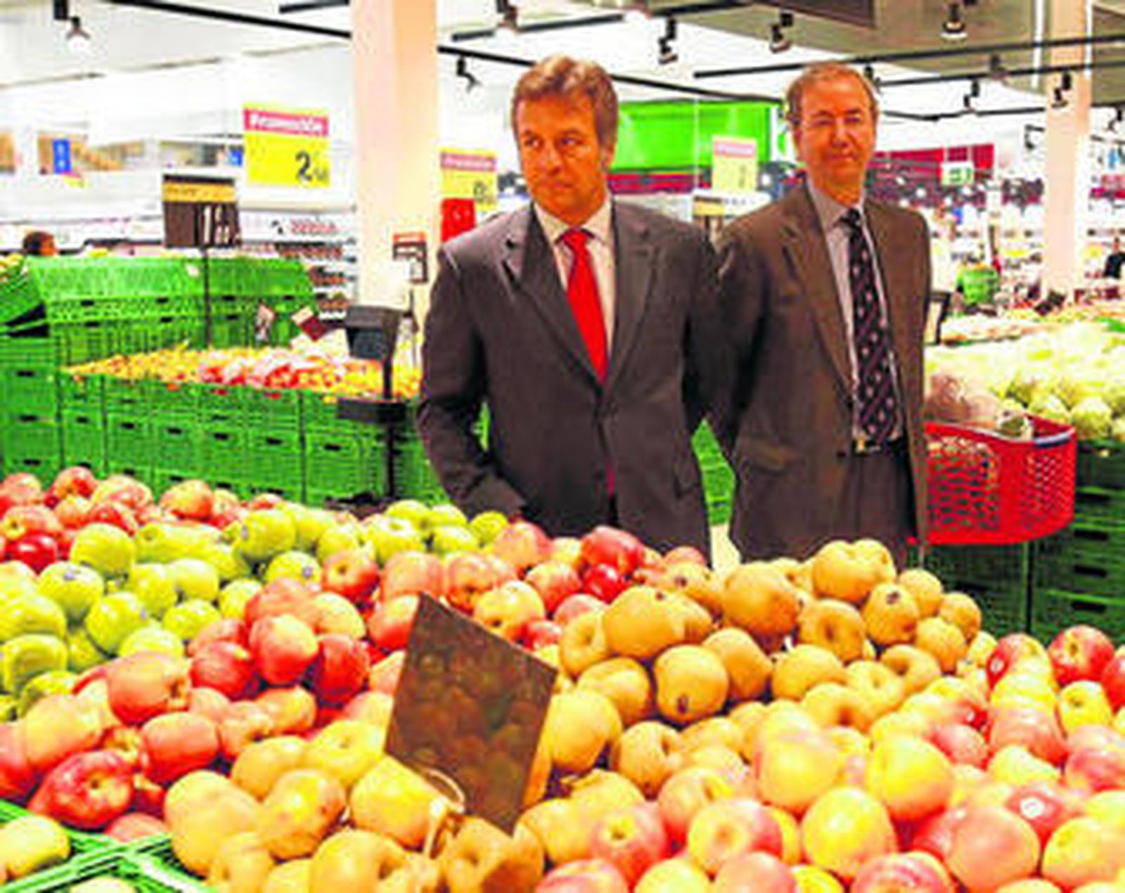 Los directivos de Carrefour, Jordi Campos y Ángel Jiménez, pasean por la sección de frutas.